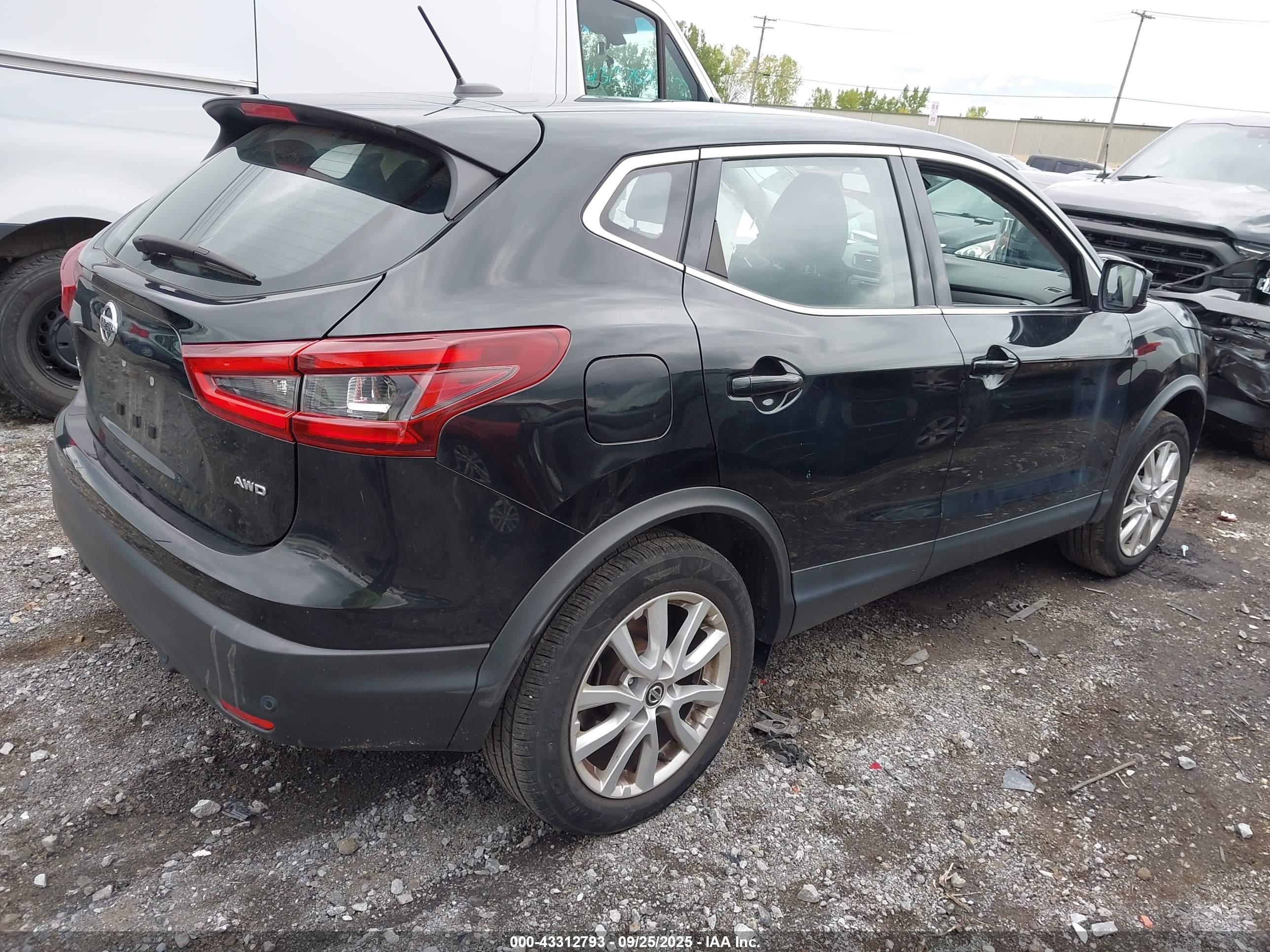 NISSAN ROGUE image 4