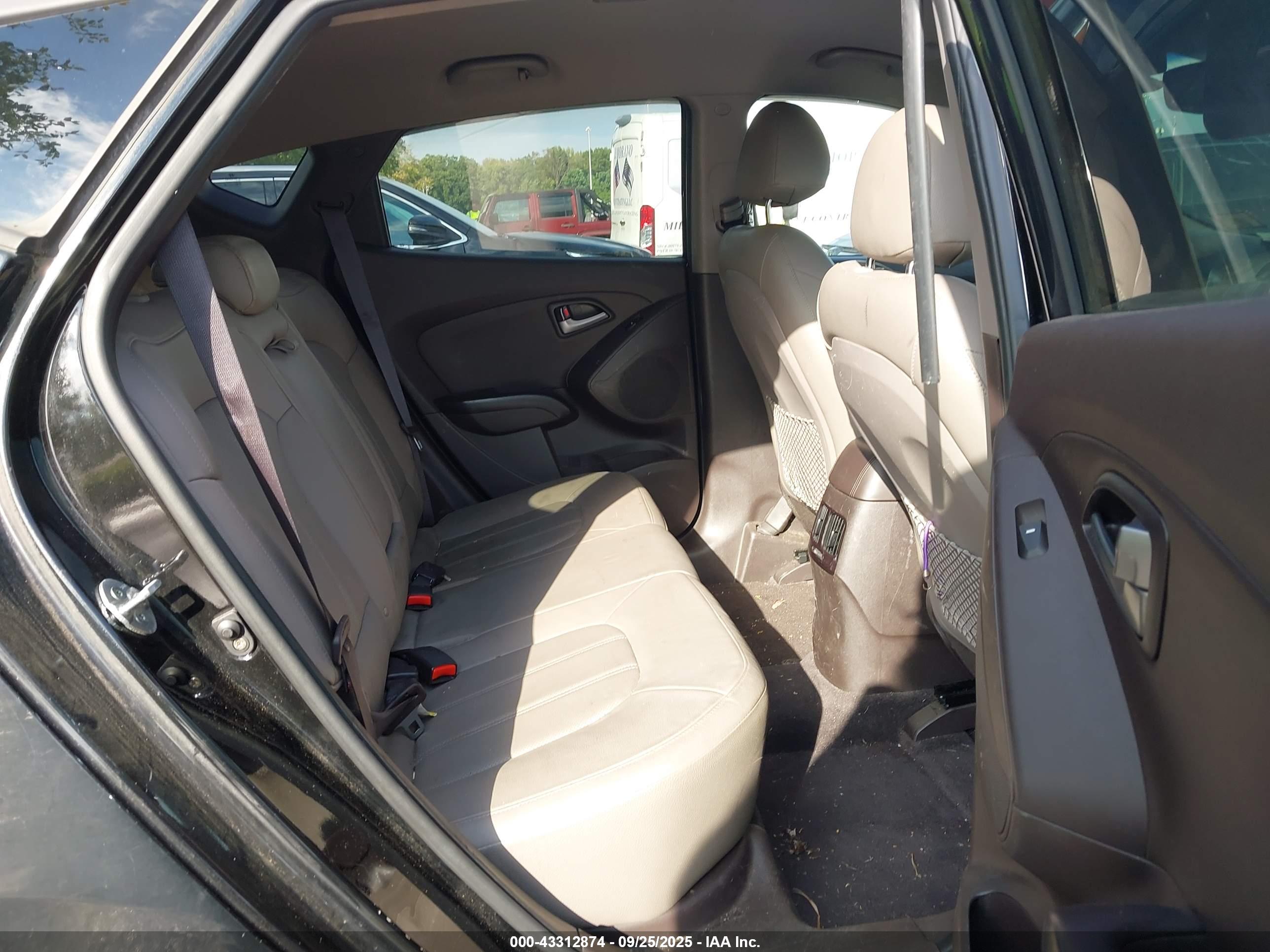 HYUNDAI TUCSON image 8