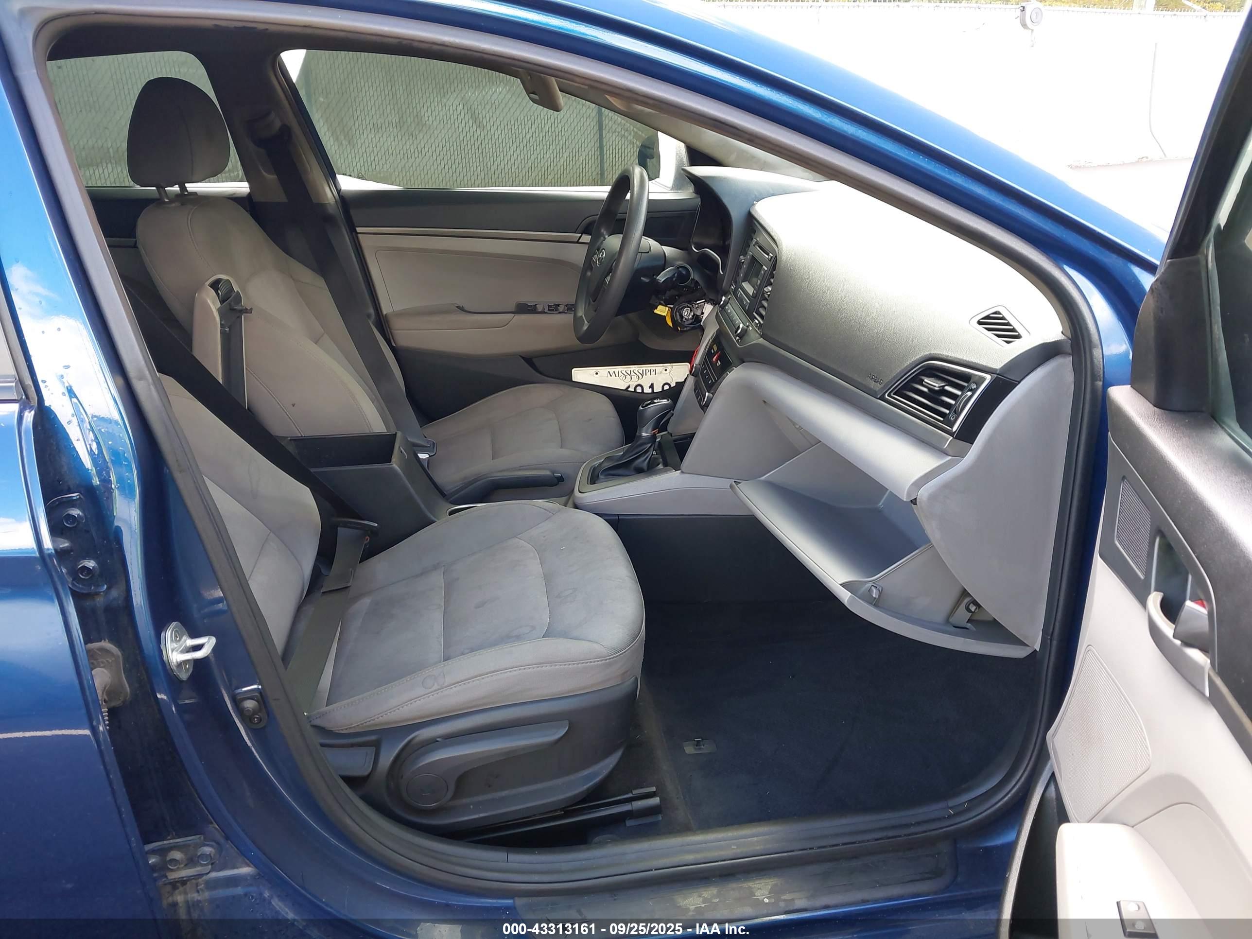 HYUNDAI ELANTRA image 5