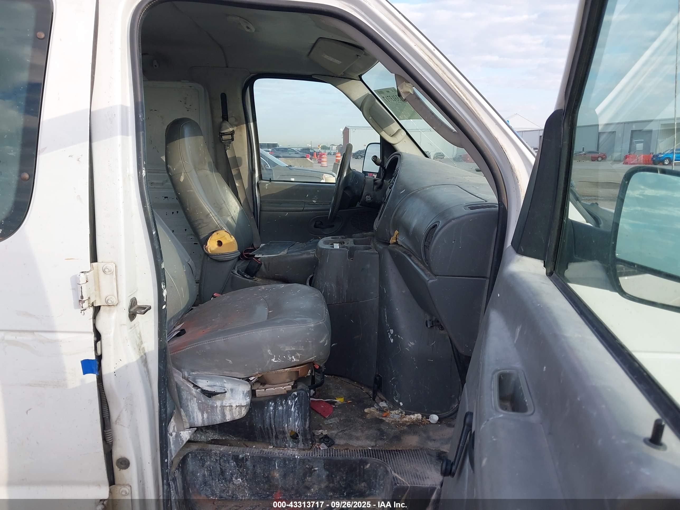 FORD E-150 image 5