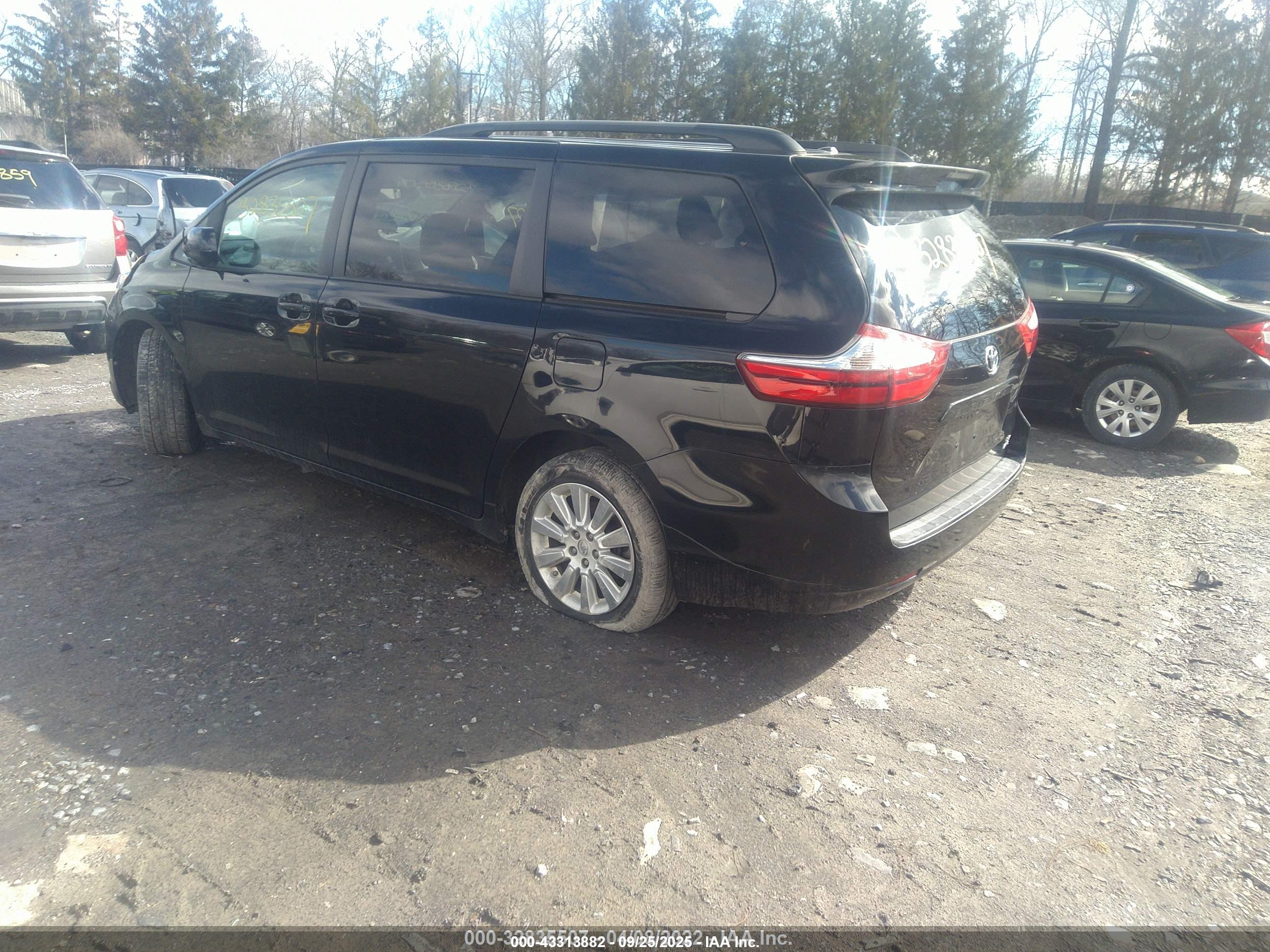 TOYOTA SIENNA image 3