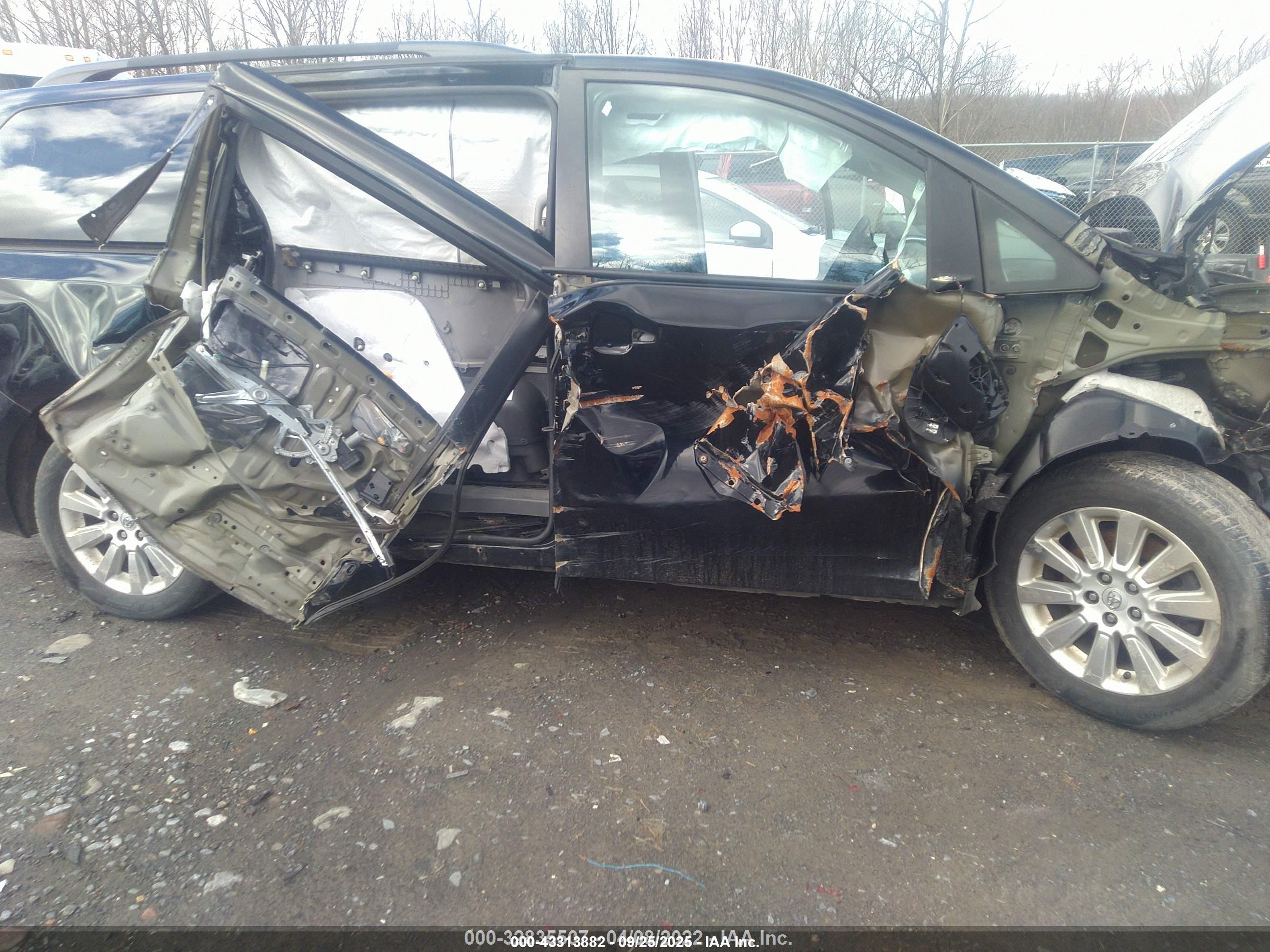 TOYOTA SIENNA image 6