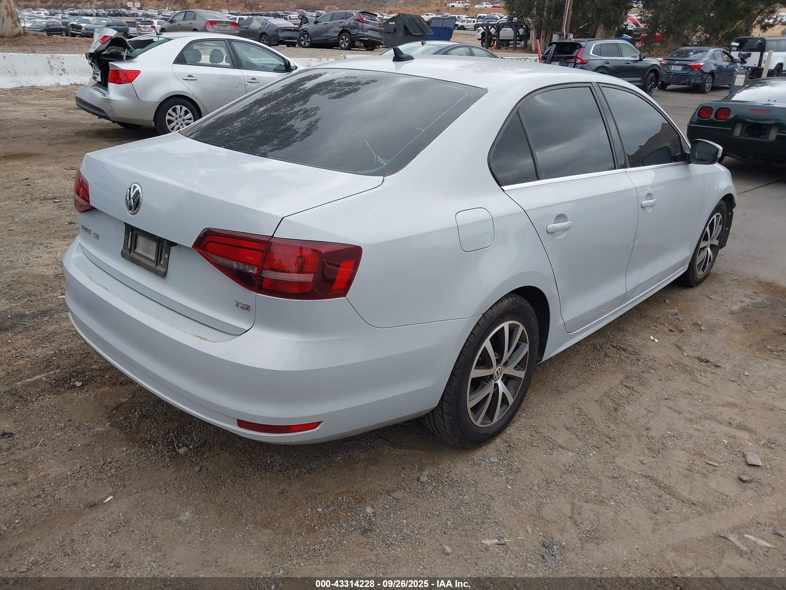 VOLKSWAGEN JETTA image 4