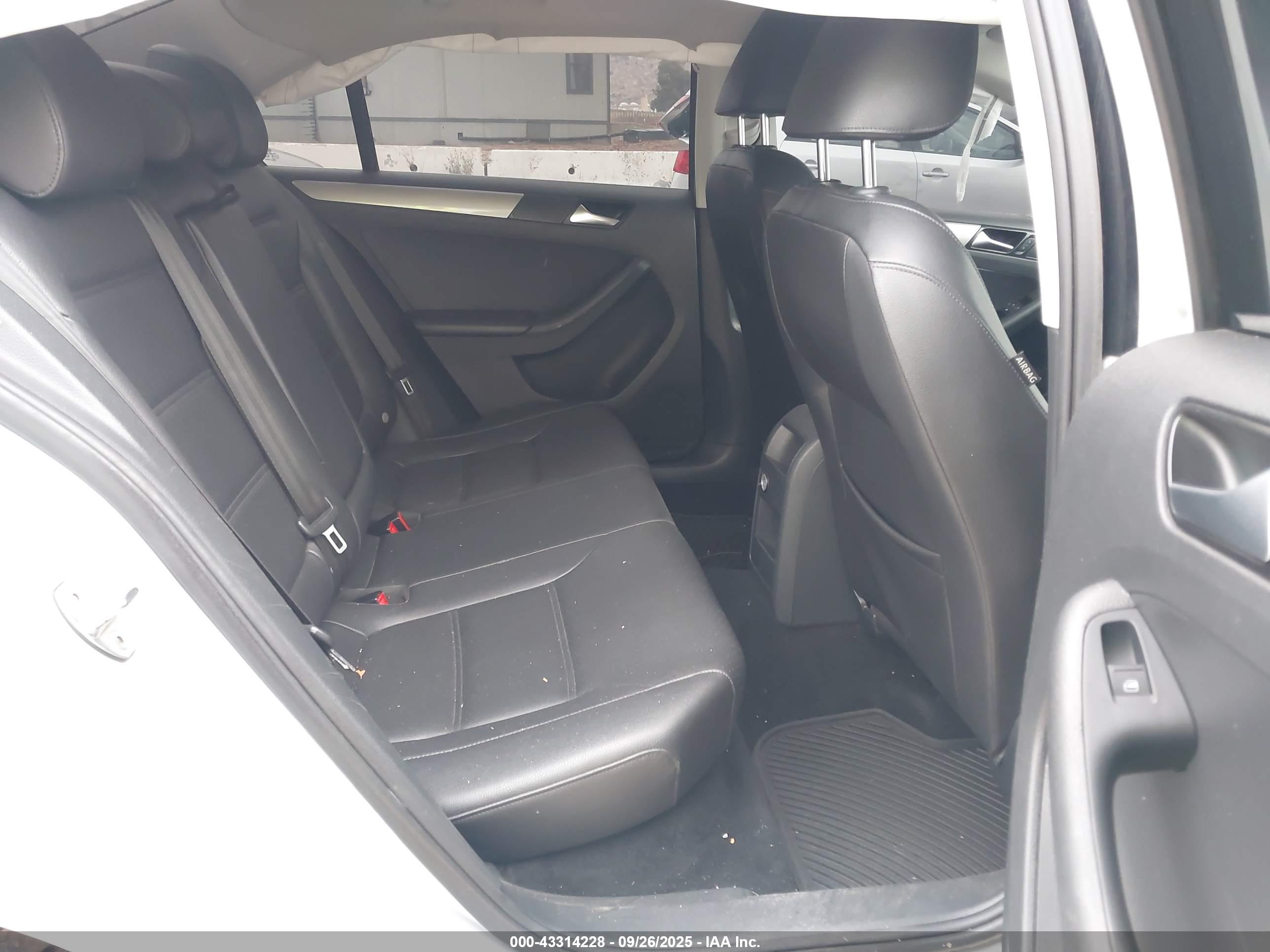 VOLKSWAGEN JETTA image 8