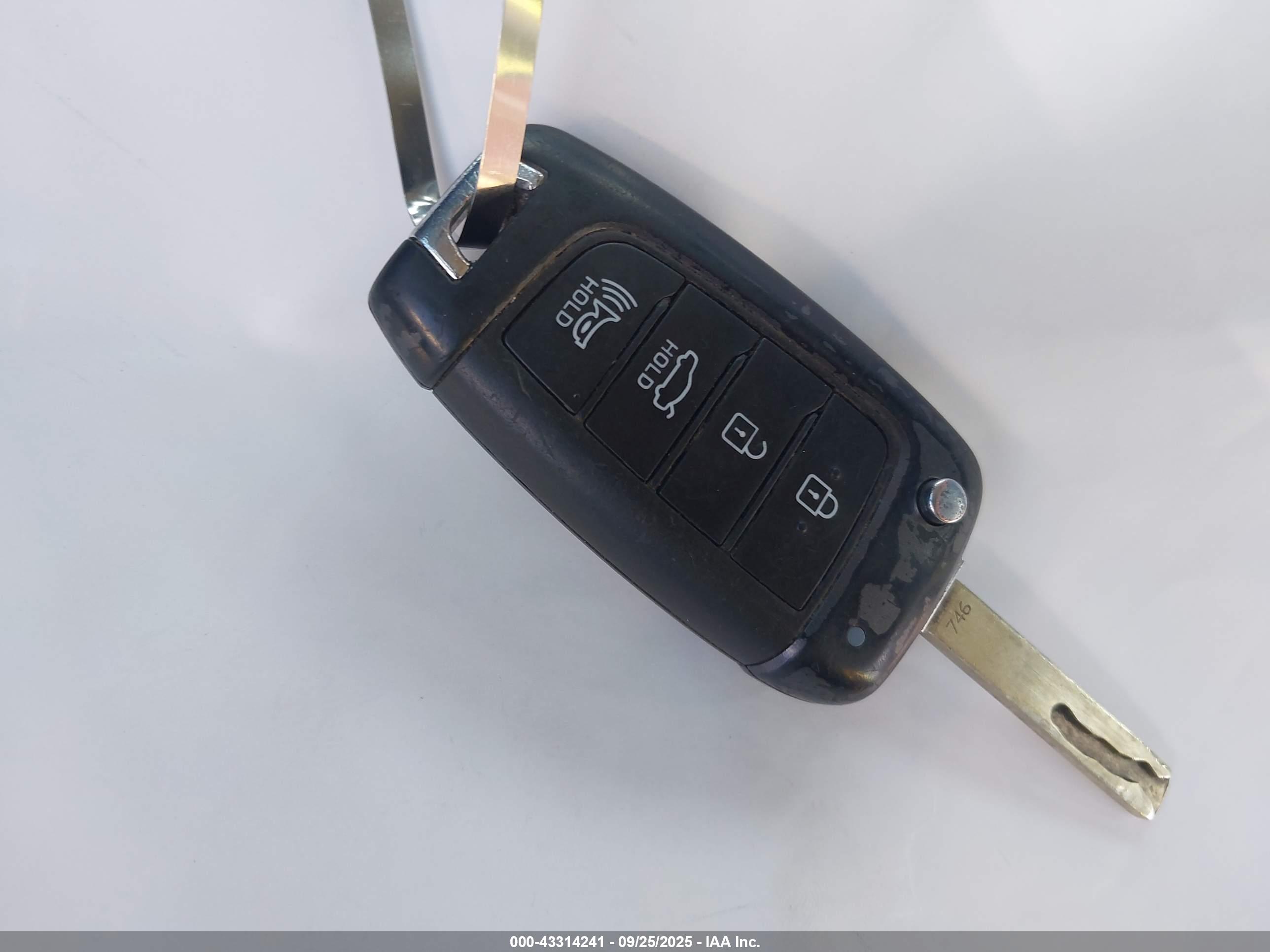 HYUNDAI ACCENT image 11