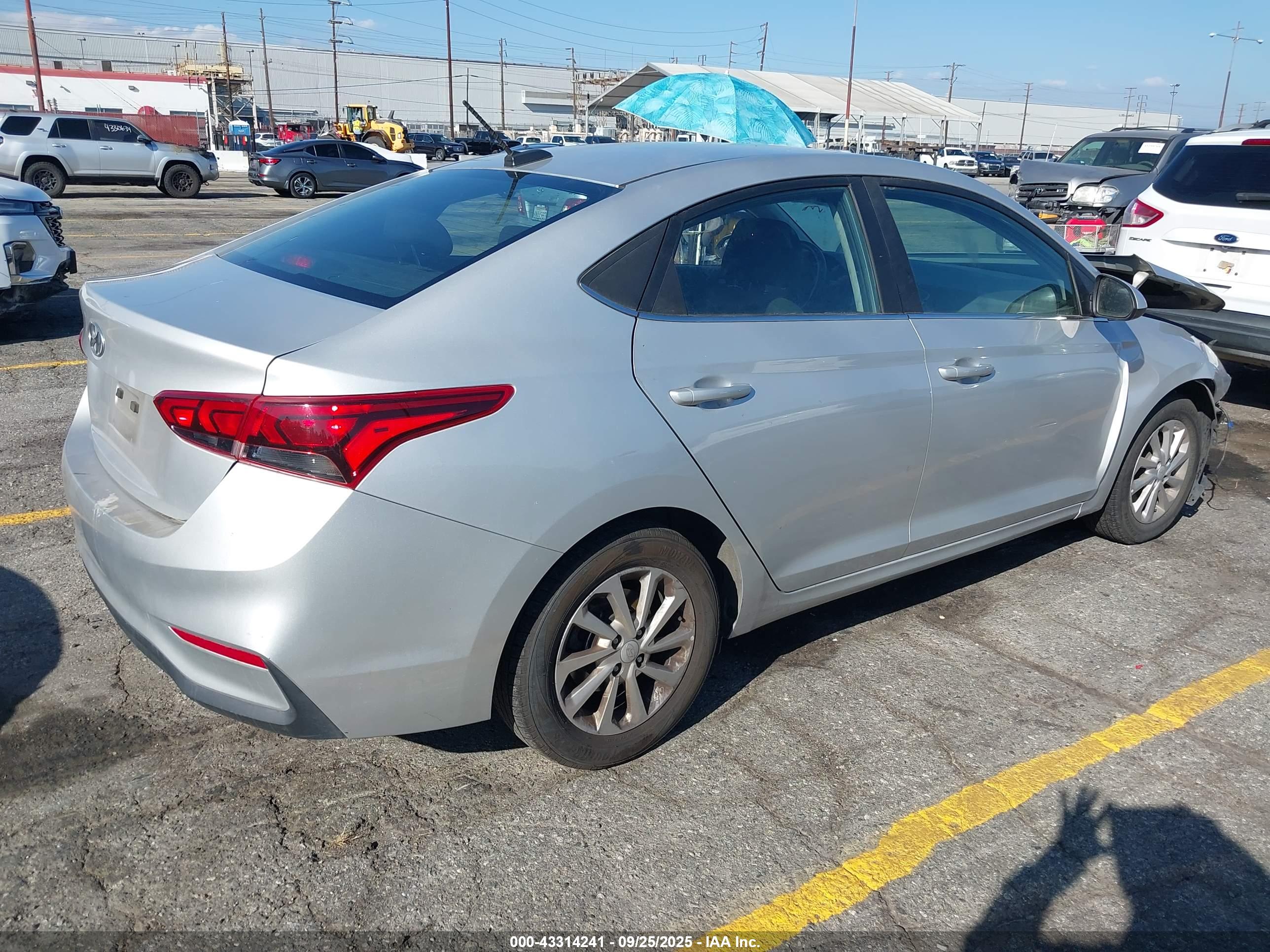 HYUNDAI ACCENT image 4