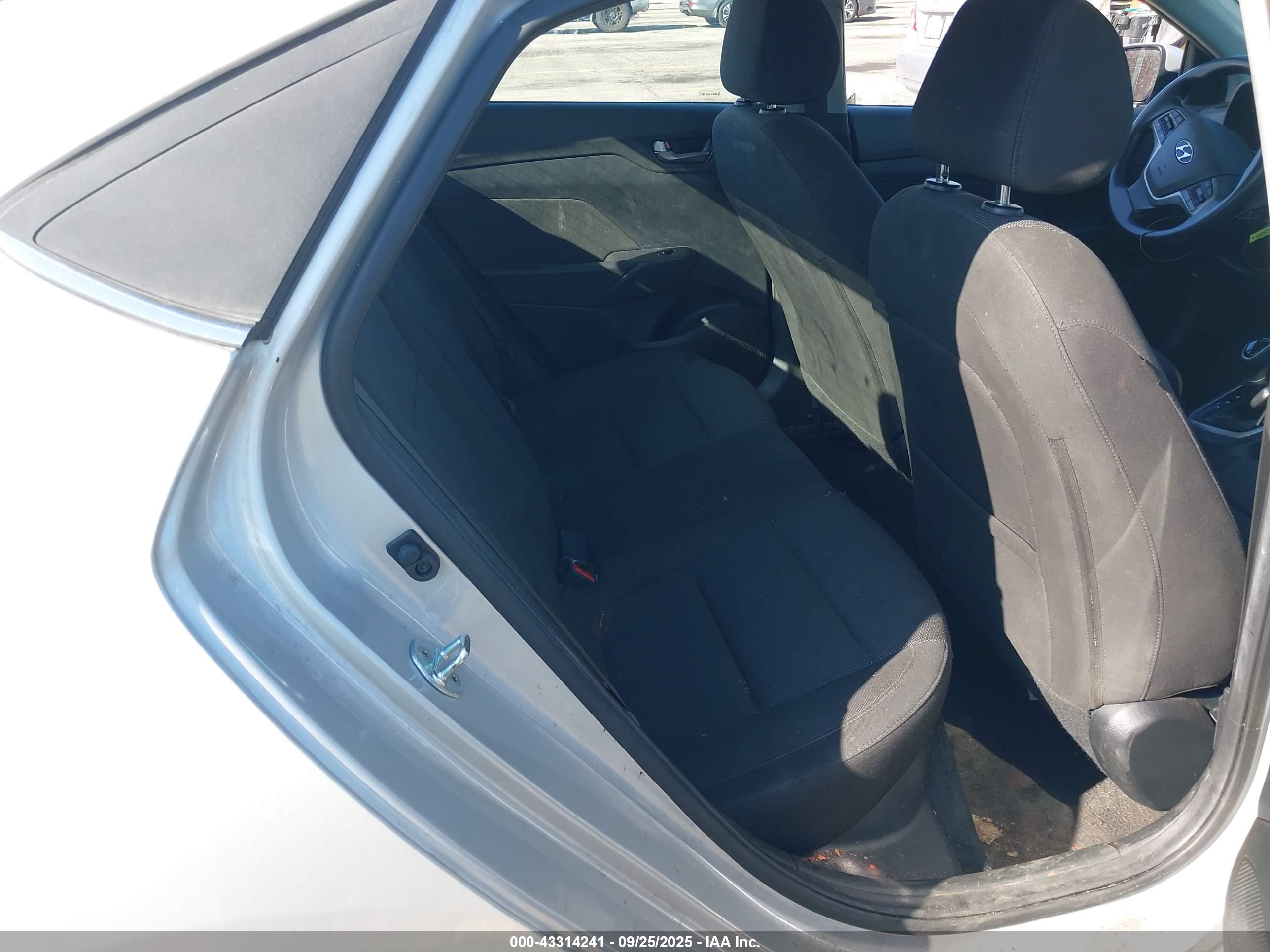 HYUNDAI ACCENT image 8