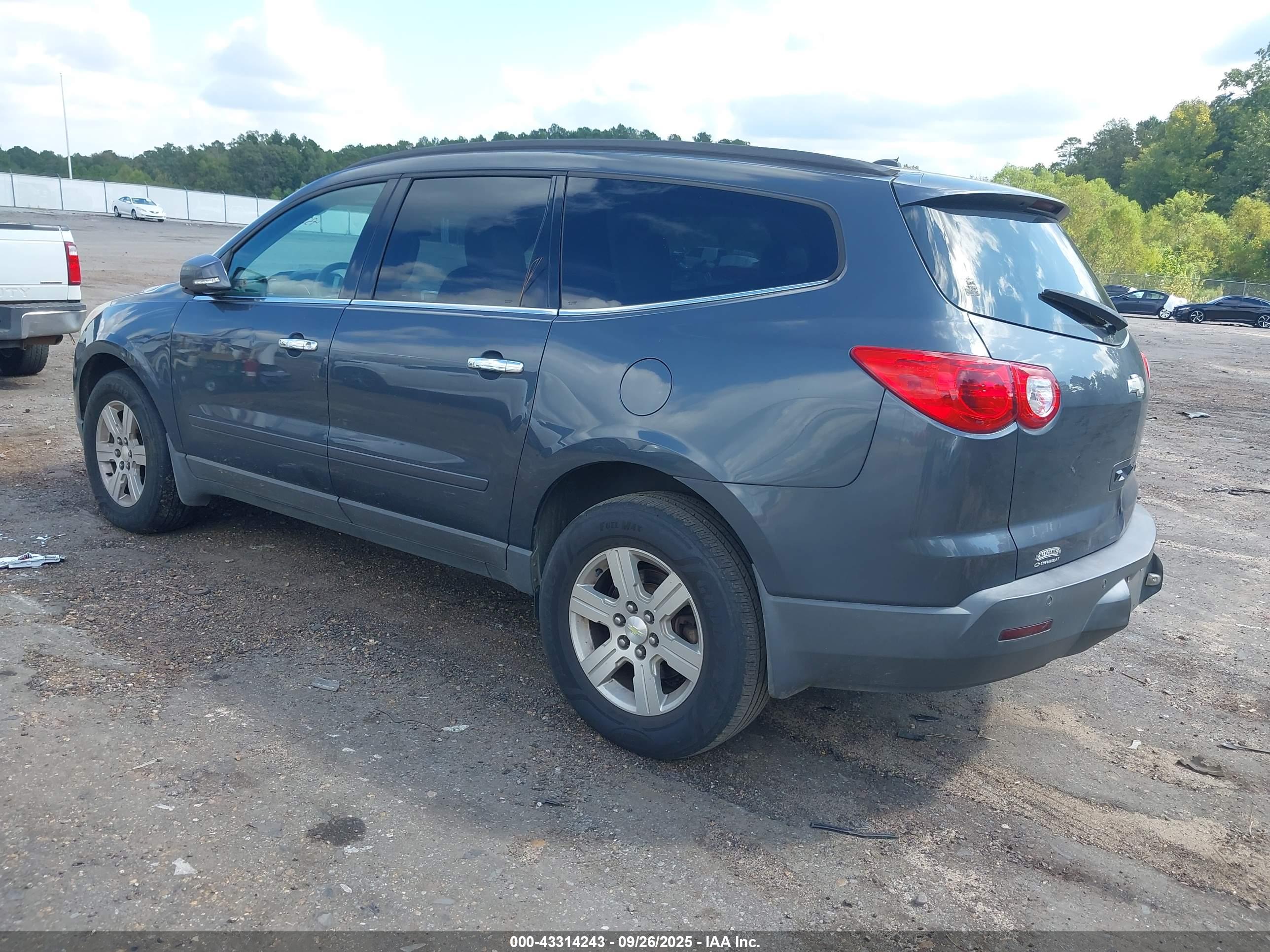 CHEVROLET TRAVERSE image 3