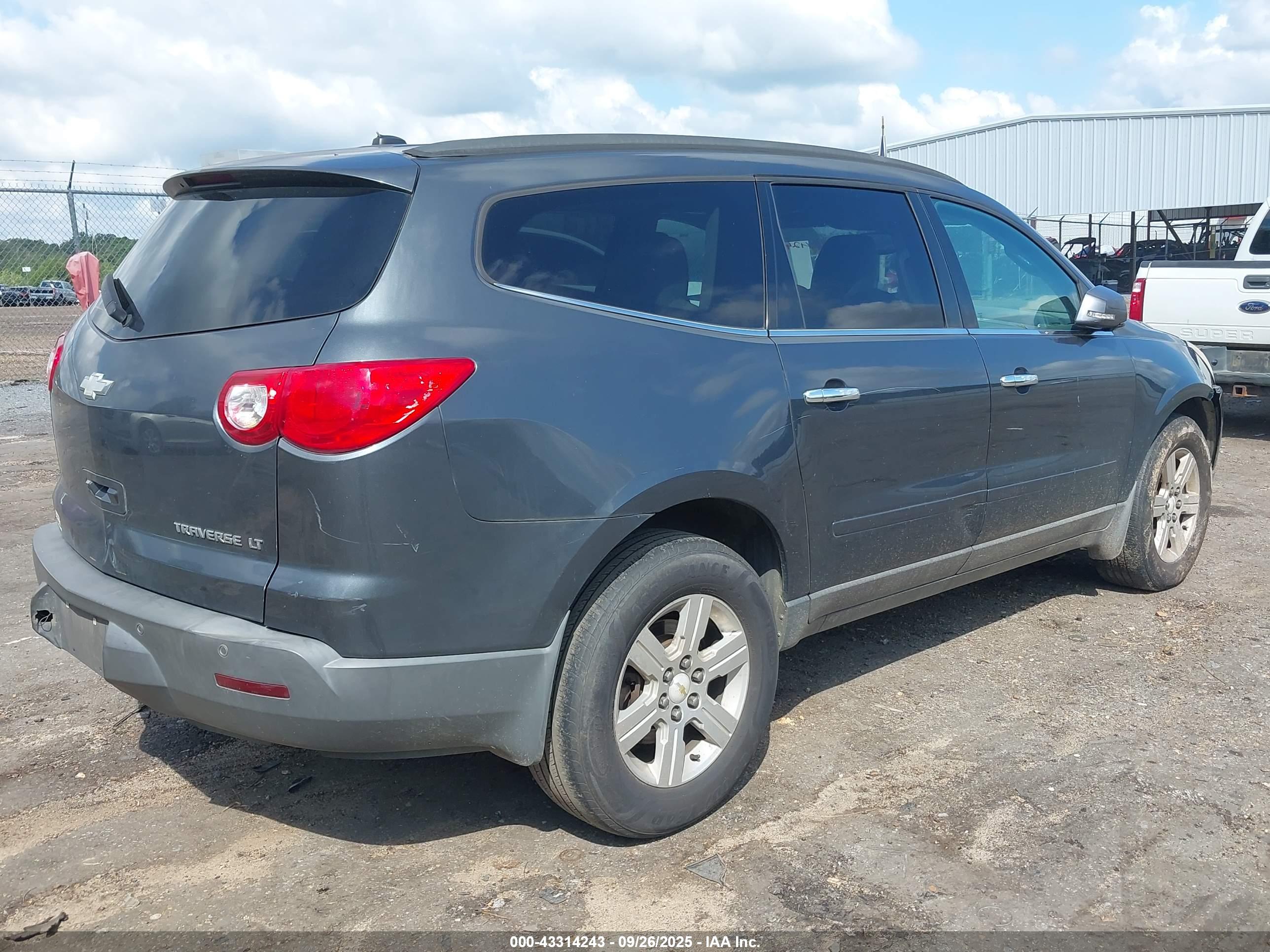 CHEVROLET TRAVERSE image 4