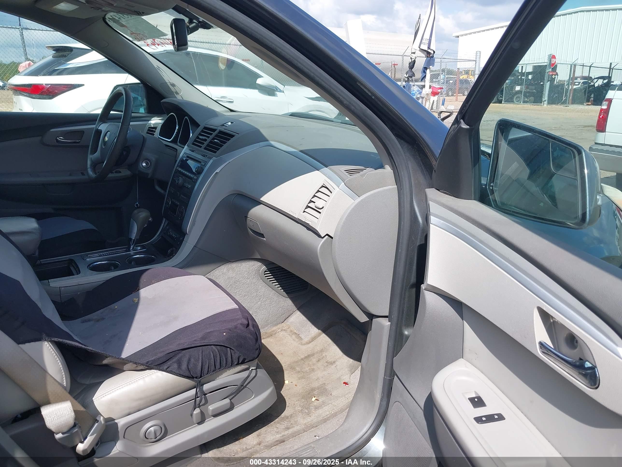 CHEVROLET TRAVERSE image 5