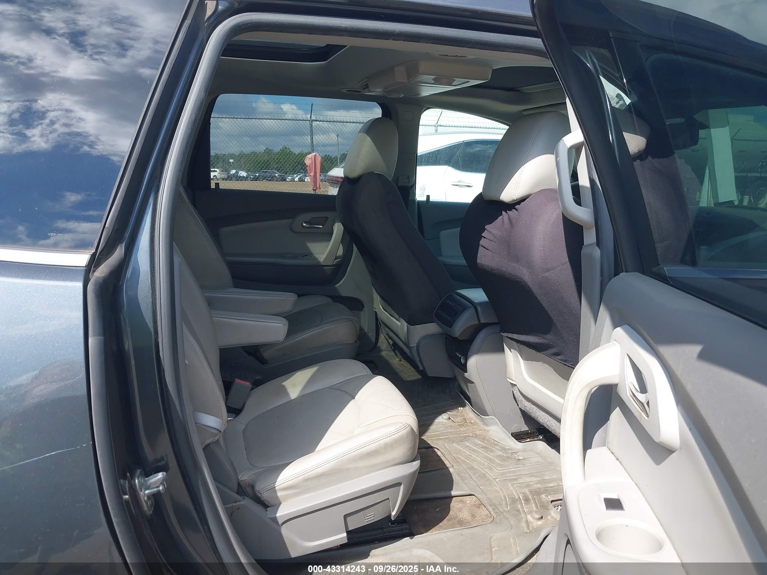 CHEVROLET TRAVERSE image 8