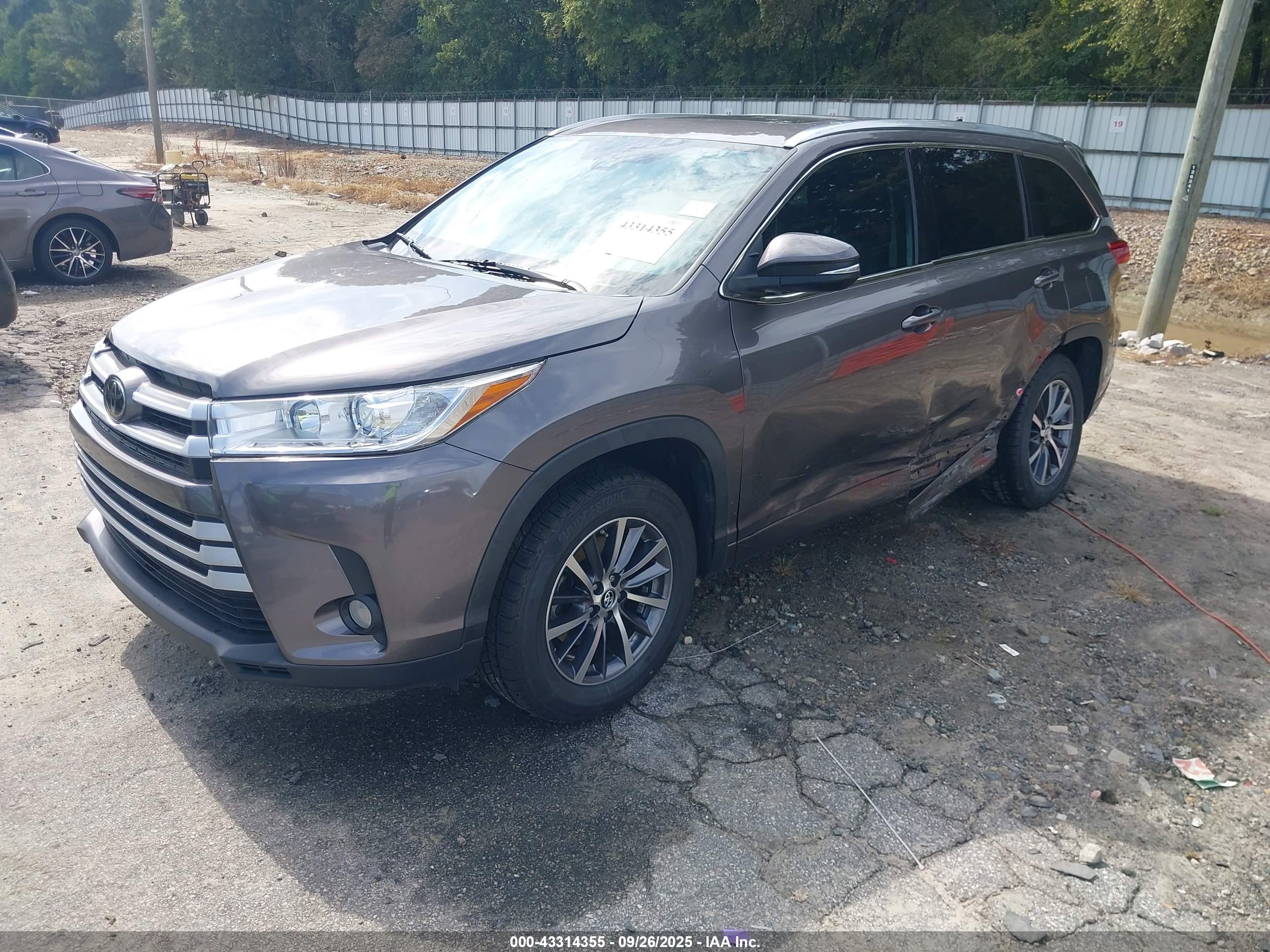 TOYOTA HIGHLANDER image 2