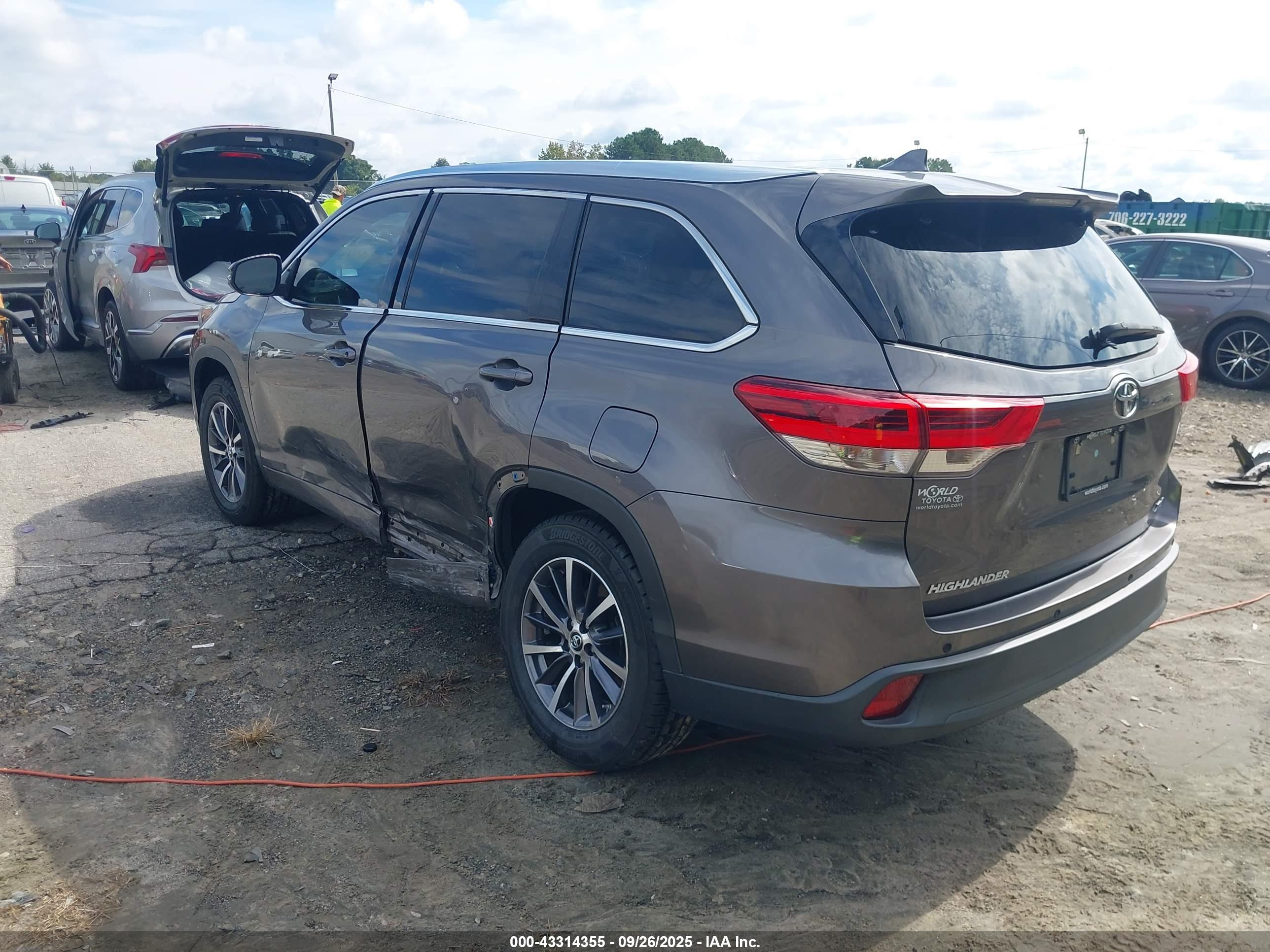 TOYOTA HIGHLANDER image 3