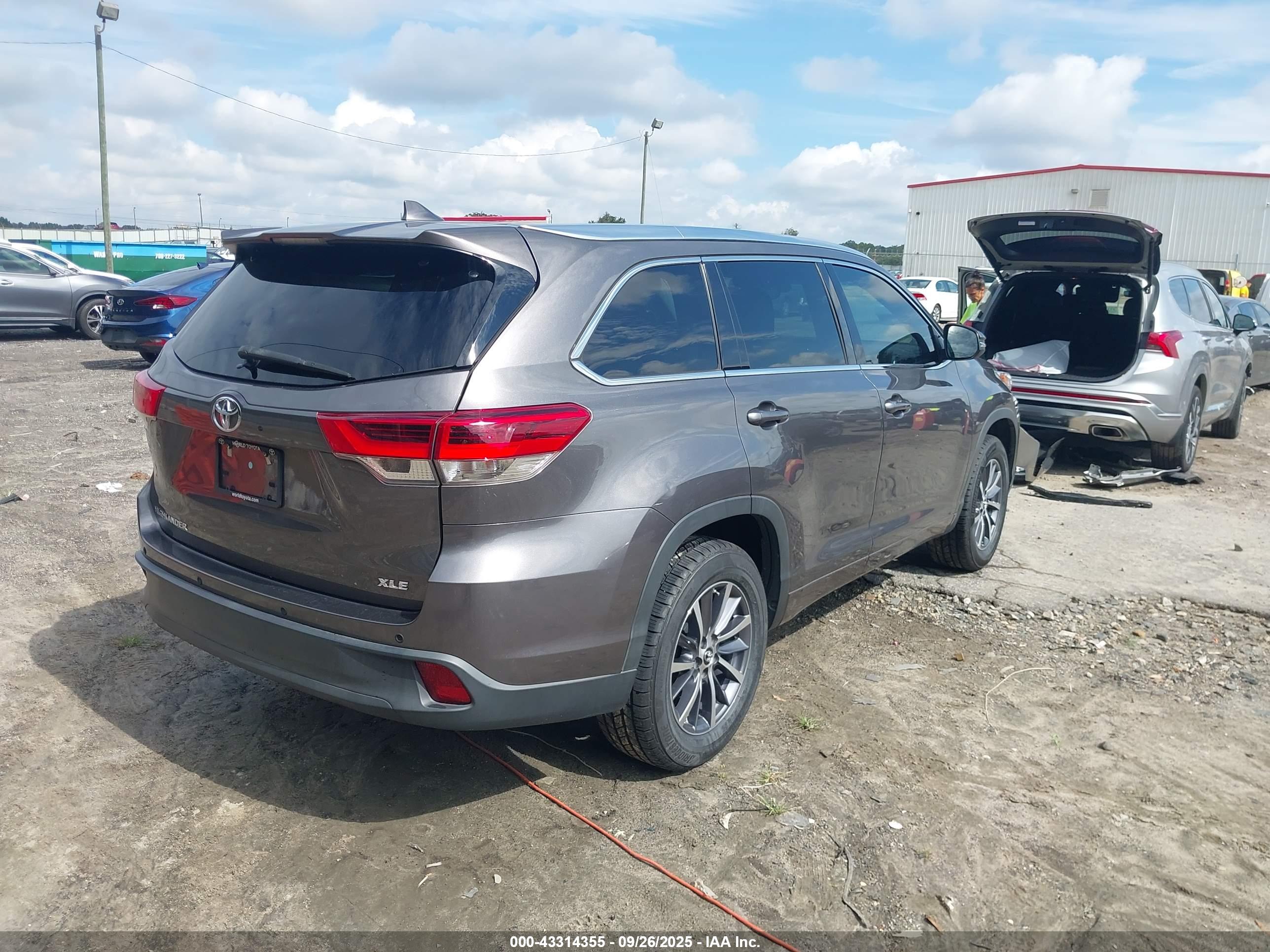 TOYOTA HIGHLANDER image 4