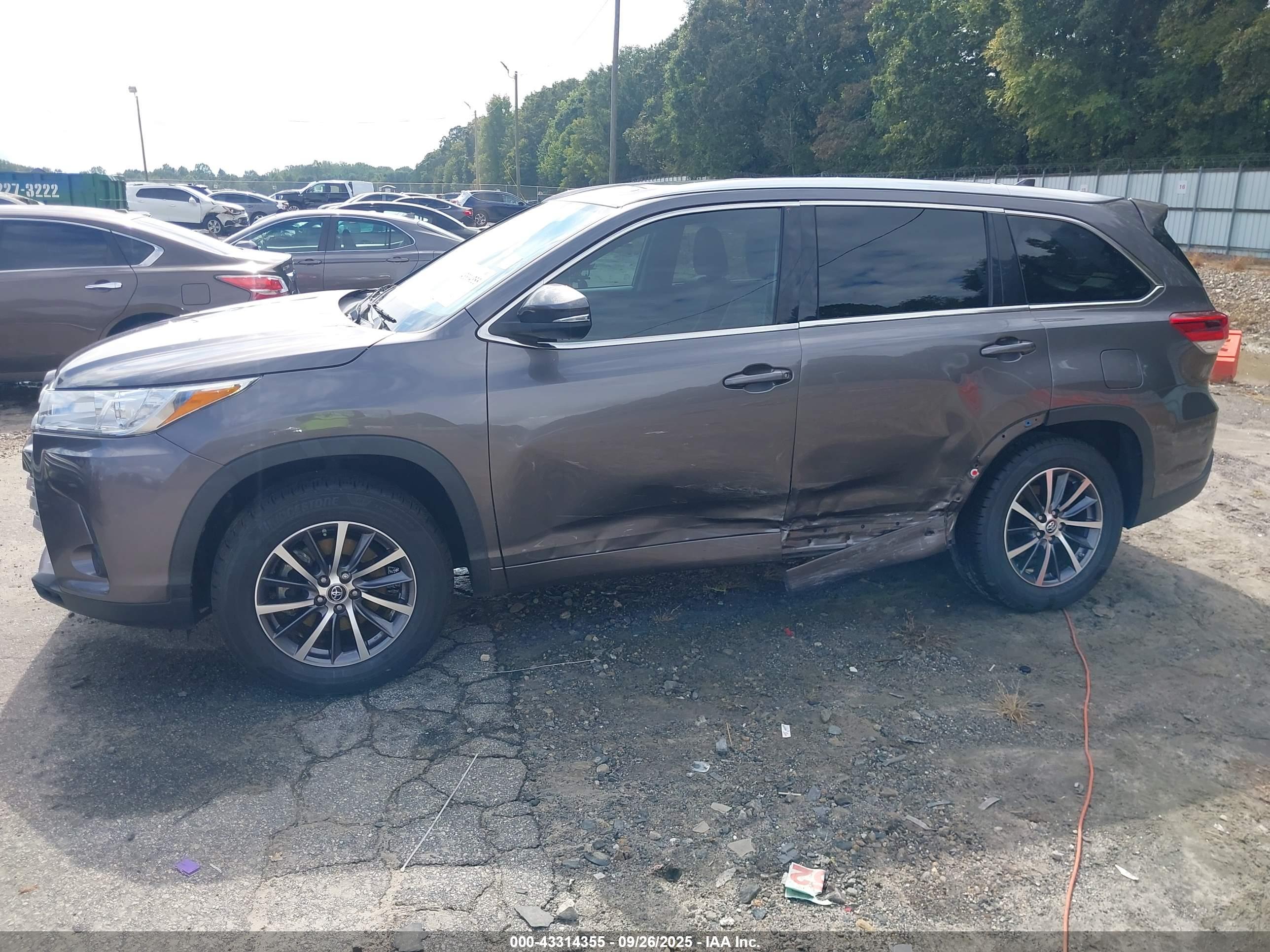 TOYOTA HIGHLANDER image 6