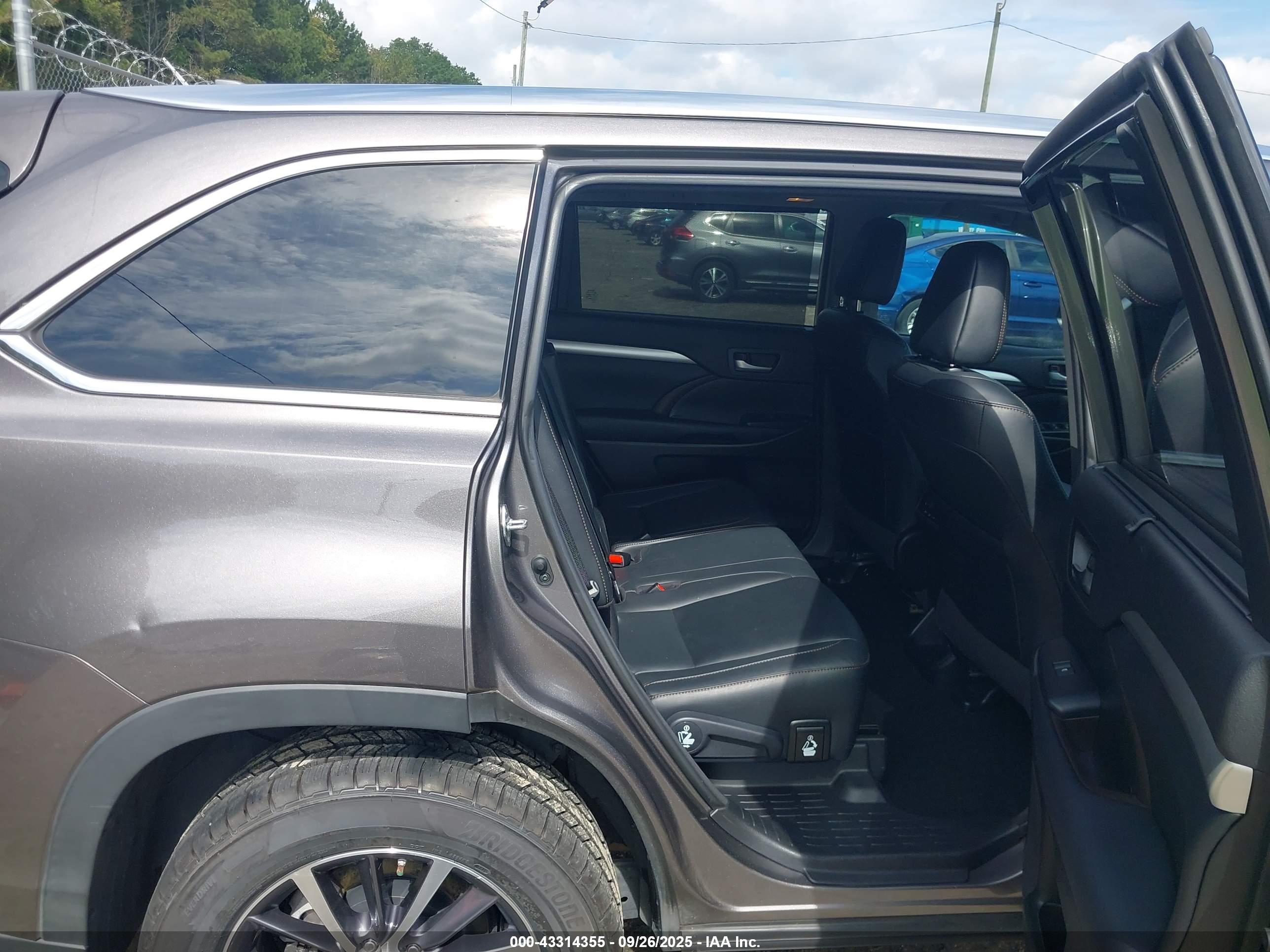 TOYOTA HIGHLANDER image 8
