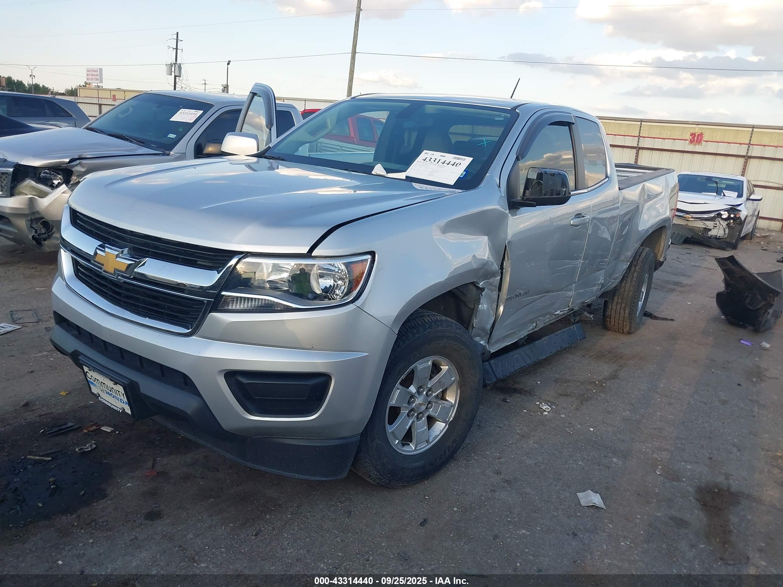 CHEVROLET COLORADO image 2