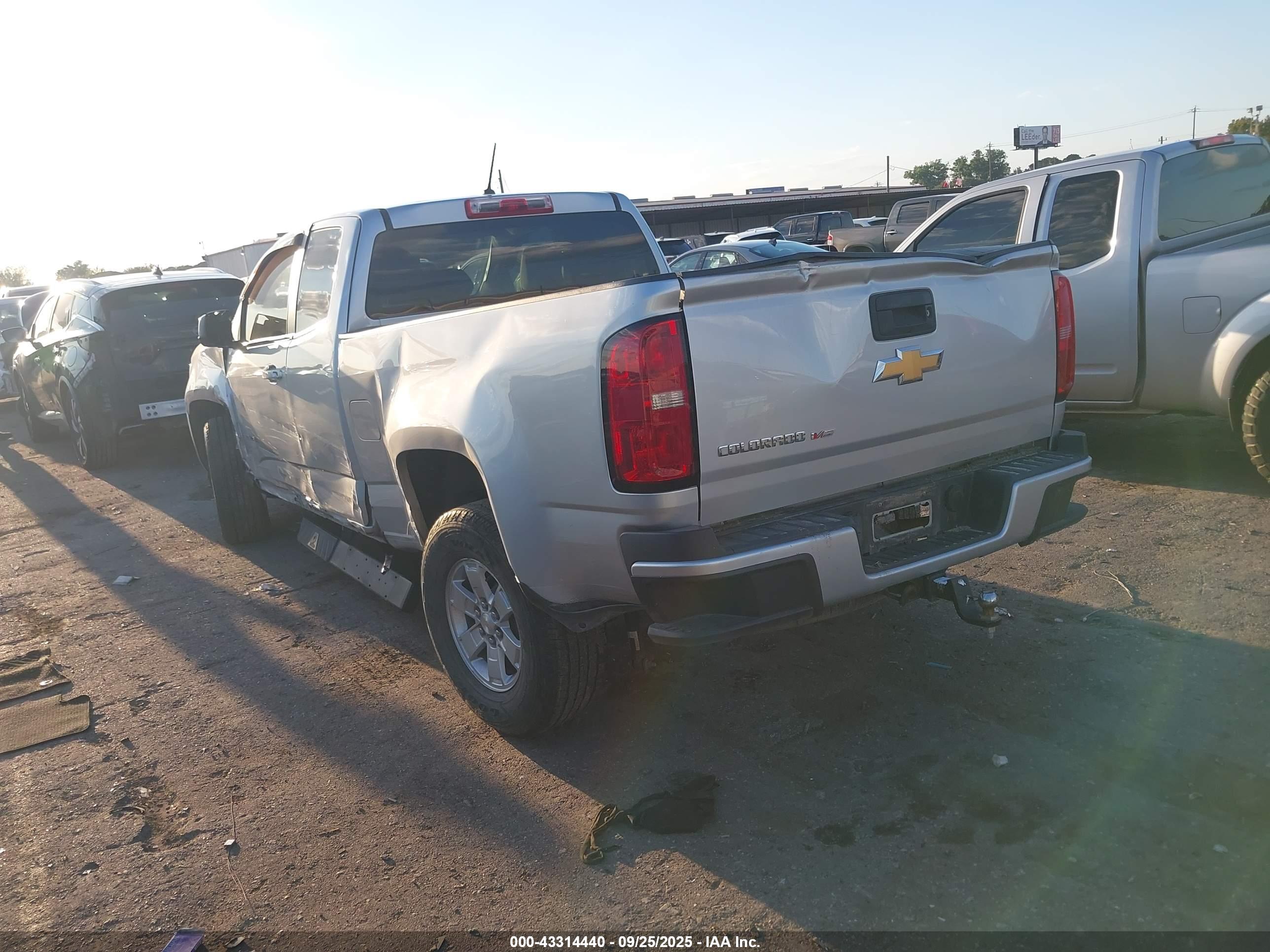 CHEVROLET COLORADO image 3