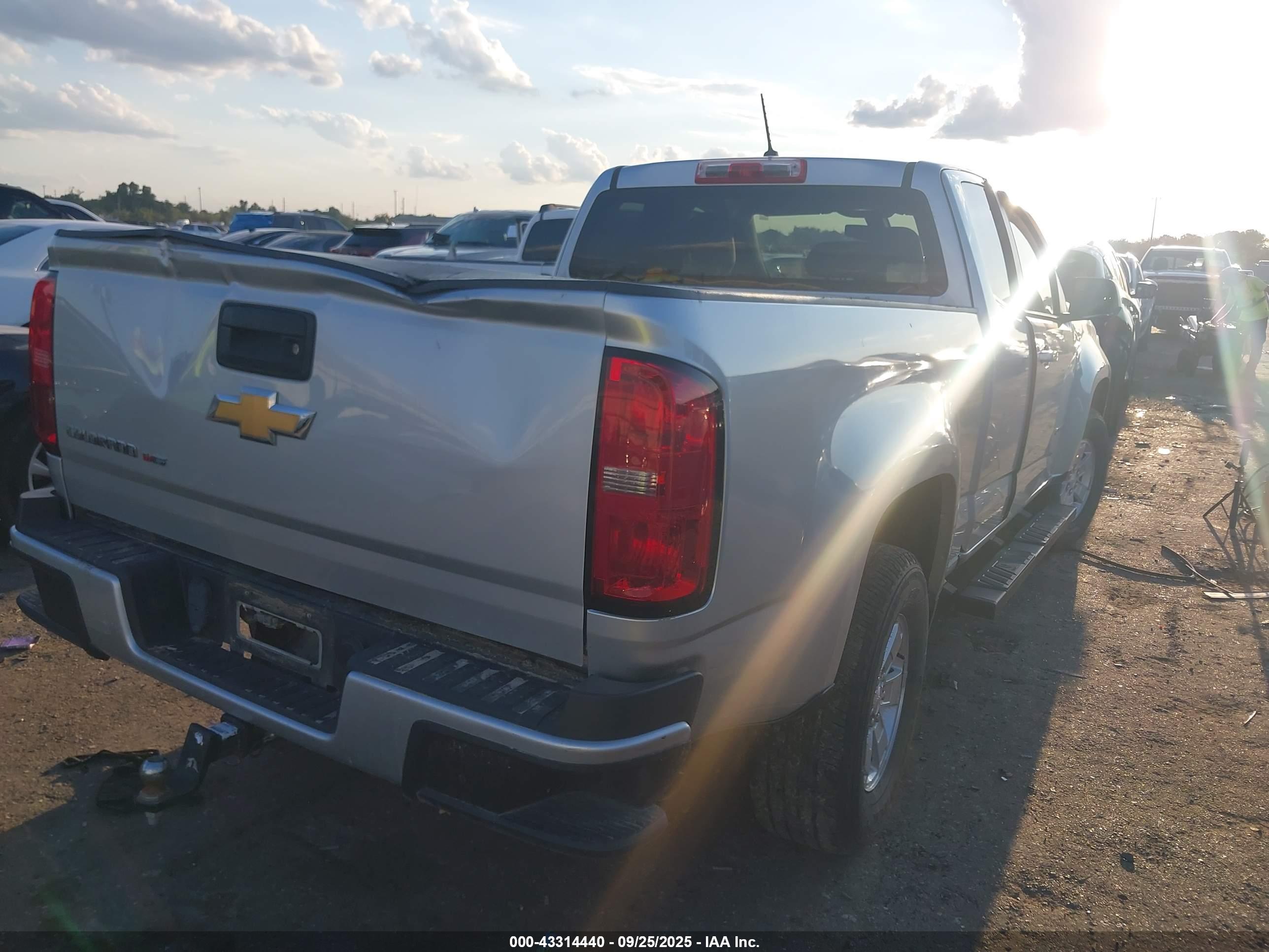 CHEVROLET COLORADO image 4