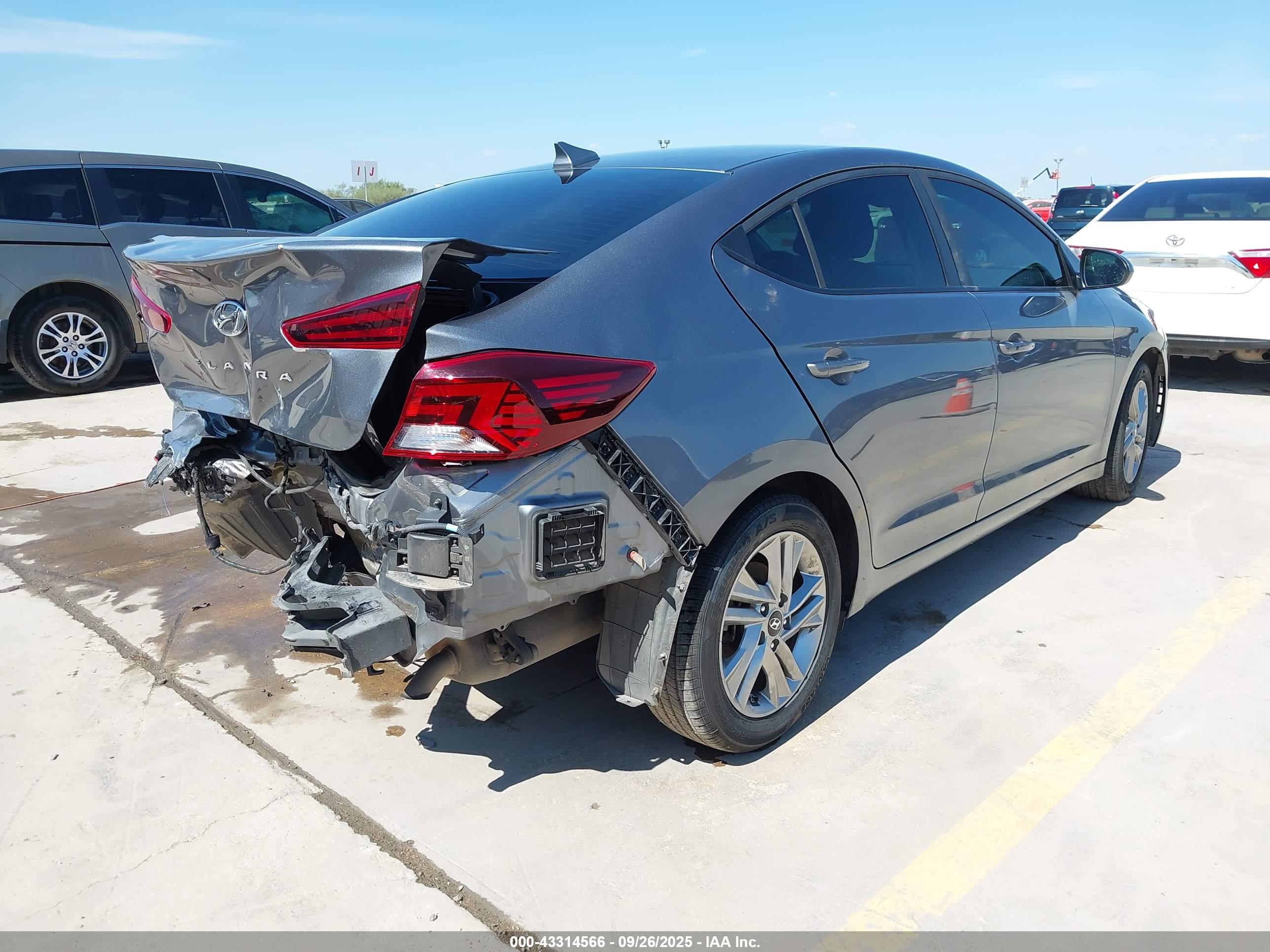 HYUNDAI ELANTRA image 4