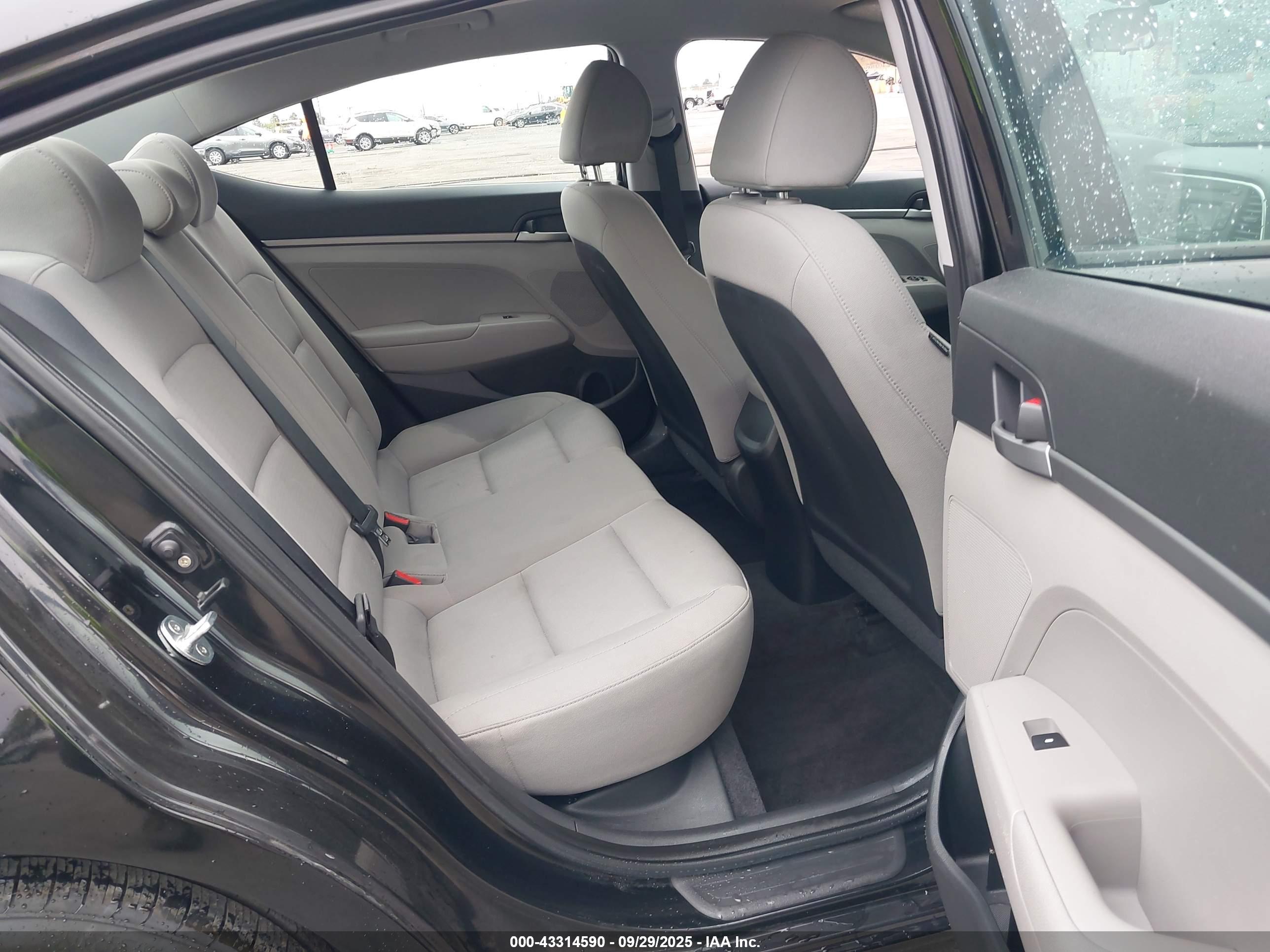 HYUNDAI ELANTRA image 8