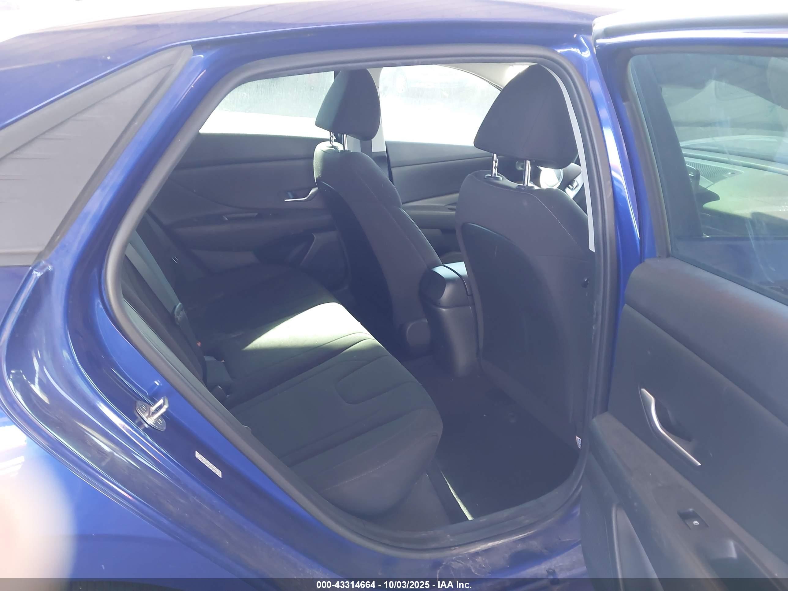 HYUNDAI ELANTRA image 8