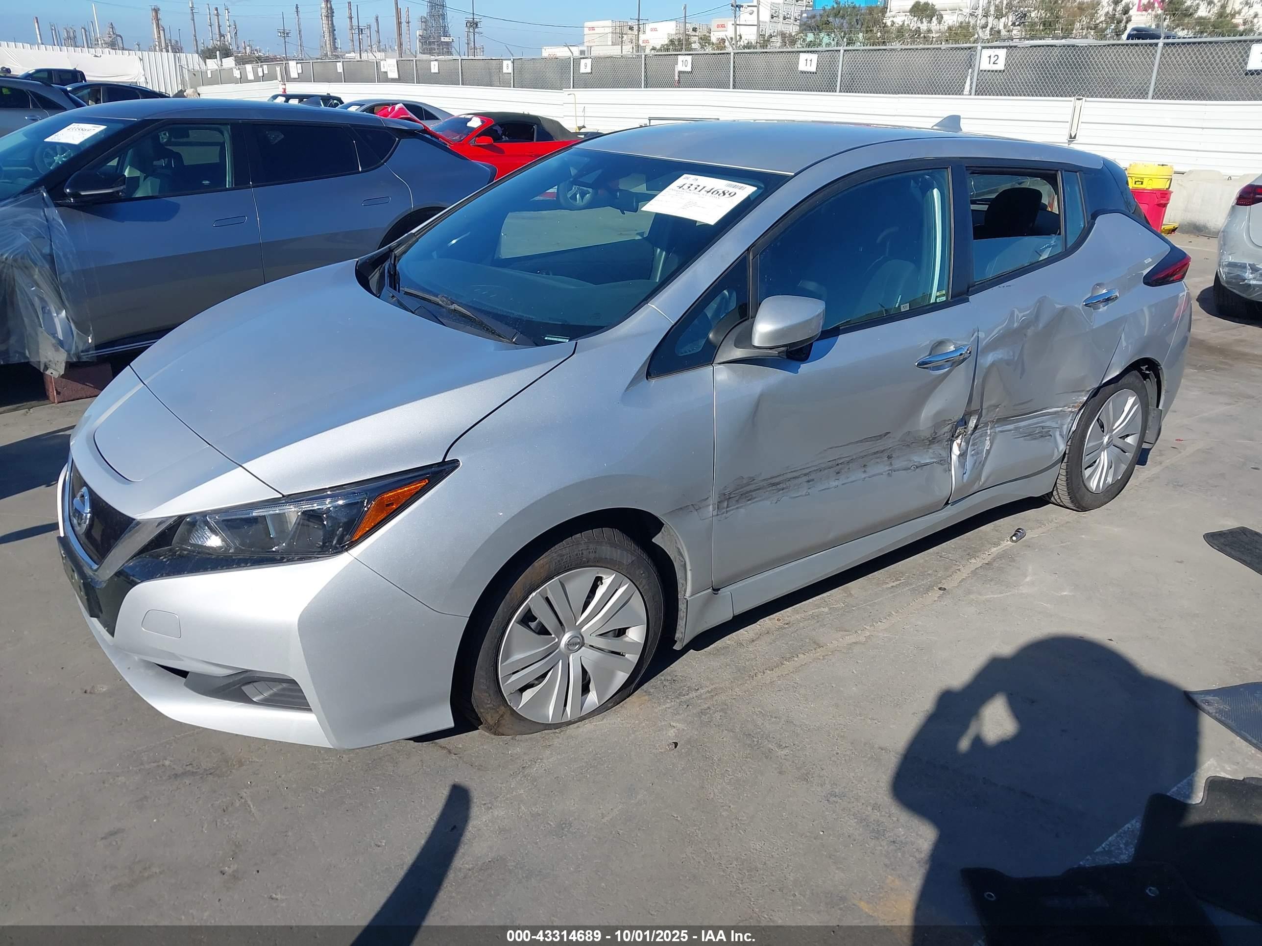 NISSAN LEAF image 2