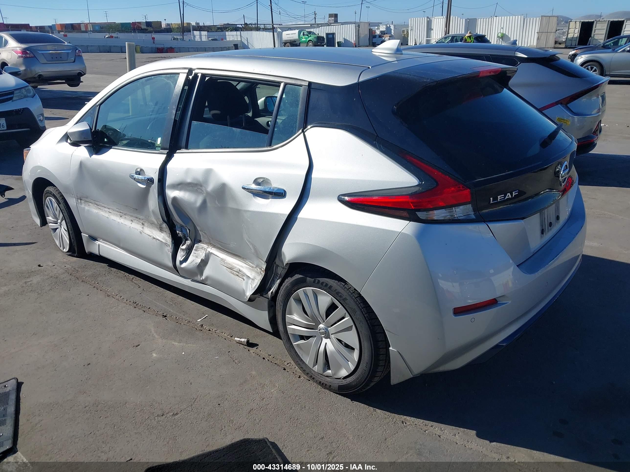 NISSAN LEAF image 3