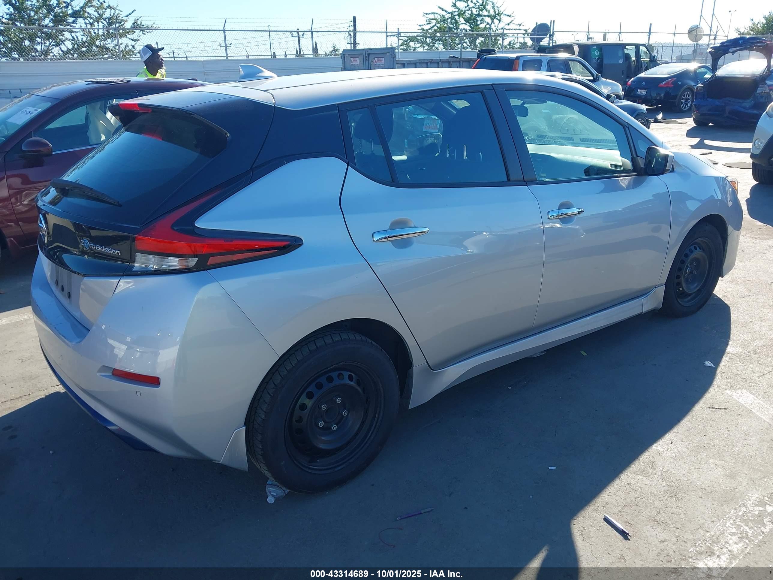 NISSAN LEAF image 4