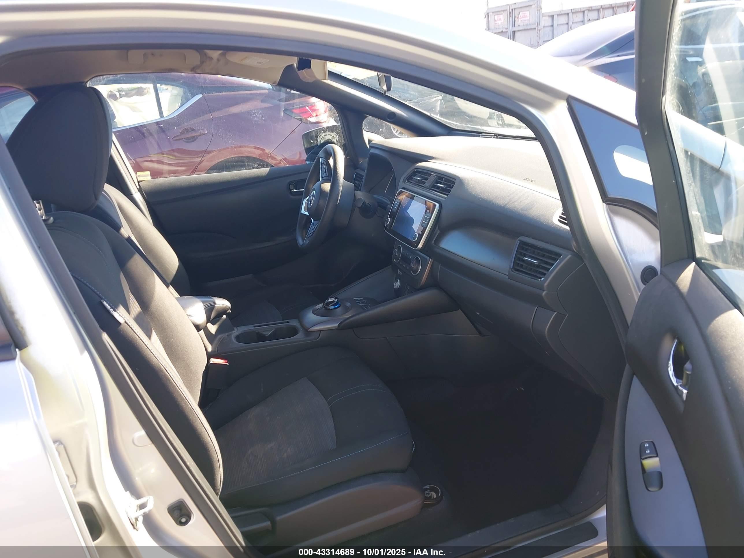NISSAN LEAF image 5