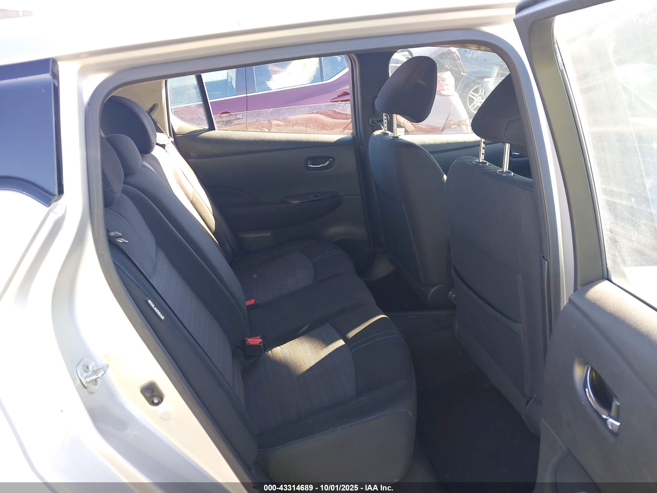 NISSAN LEAF image 8