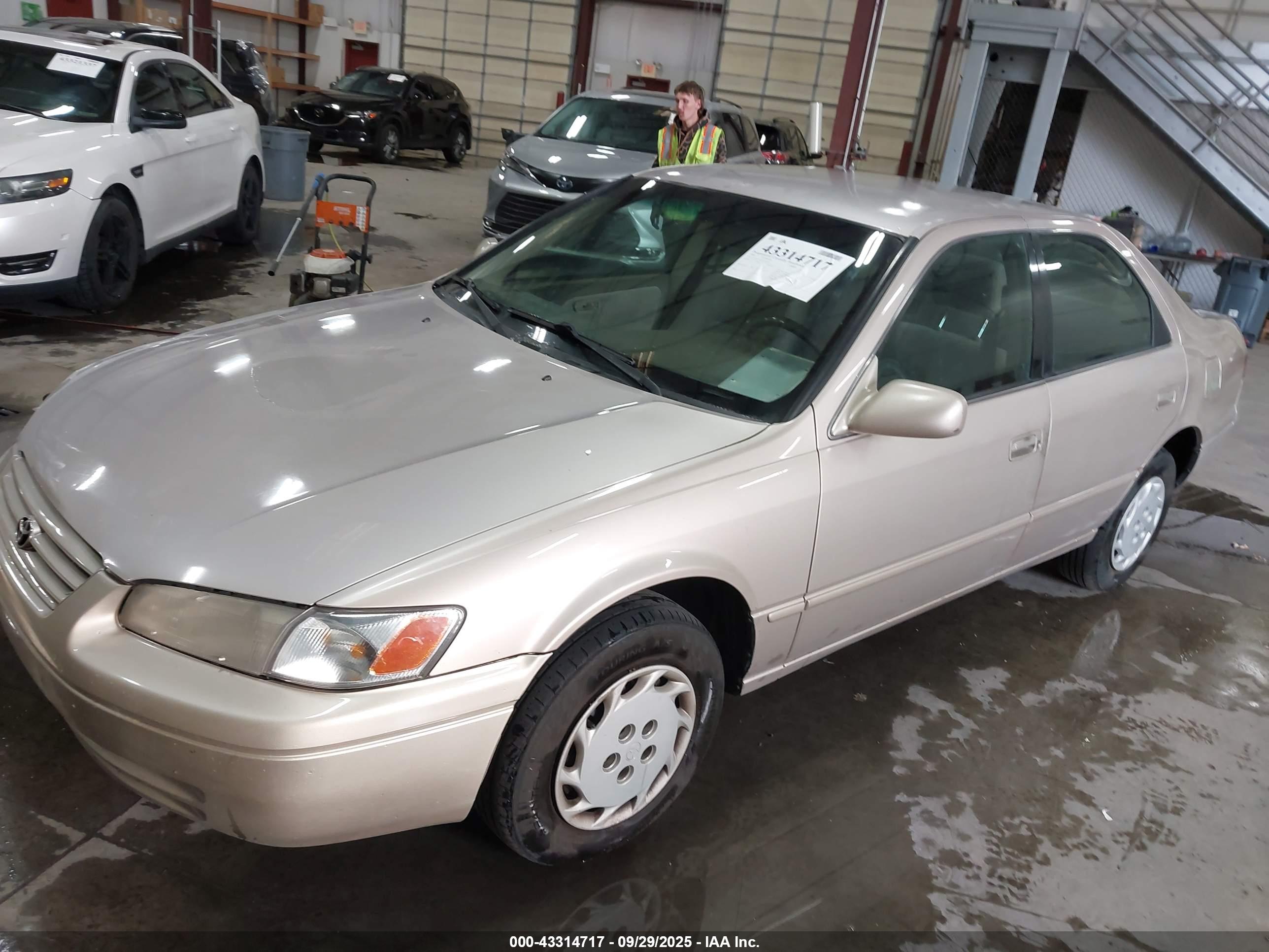 TOYOTA CAMRY image 2