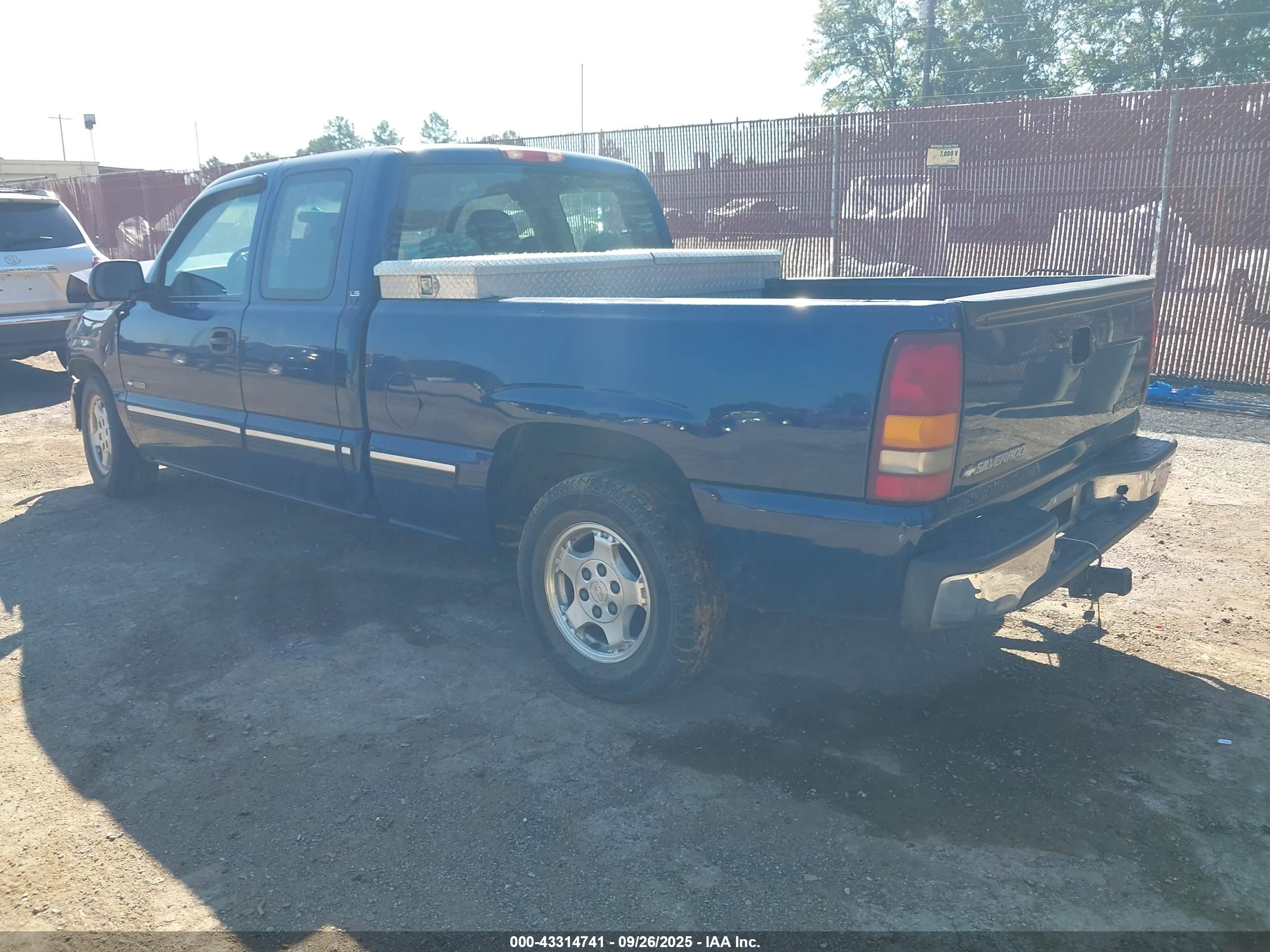CHEVROLET SILVERADO image 3