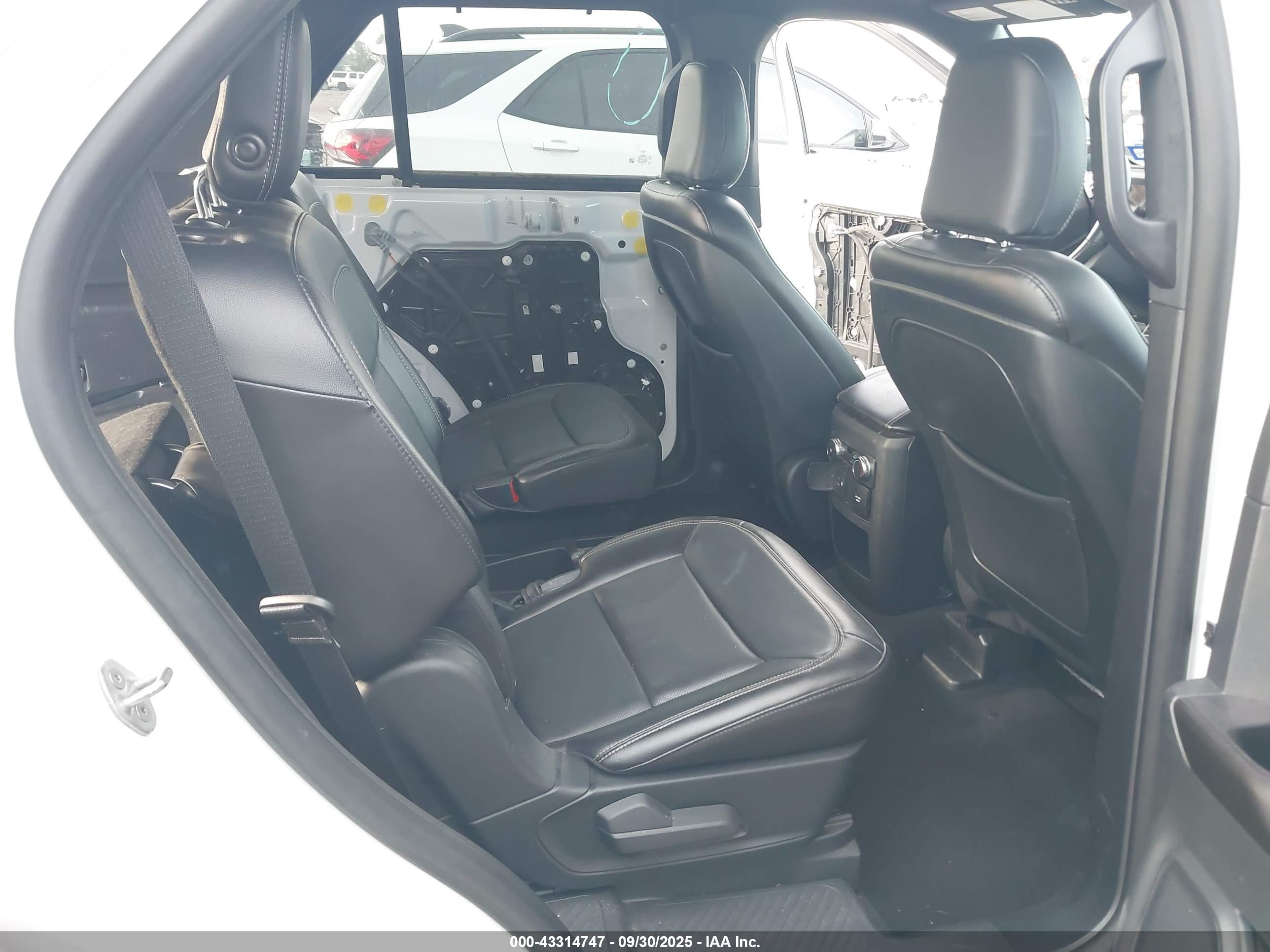 FORD EXPLORER image 8
