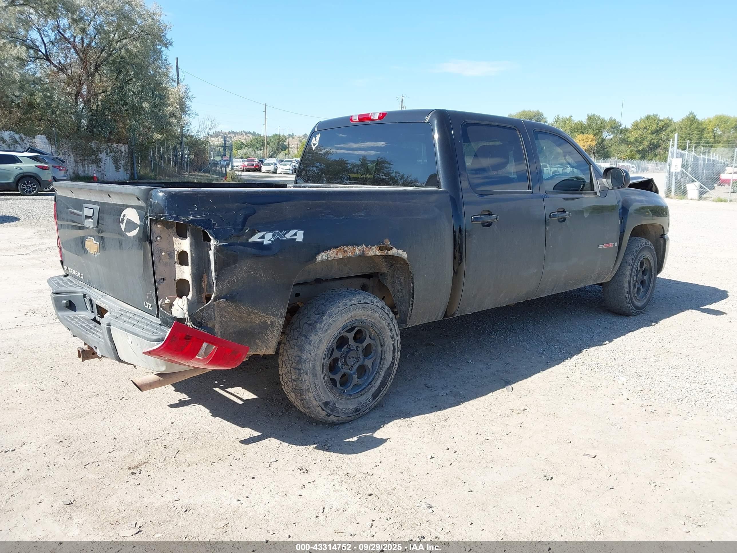 CHEVROLET SILVERADO image 4