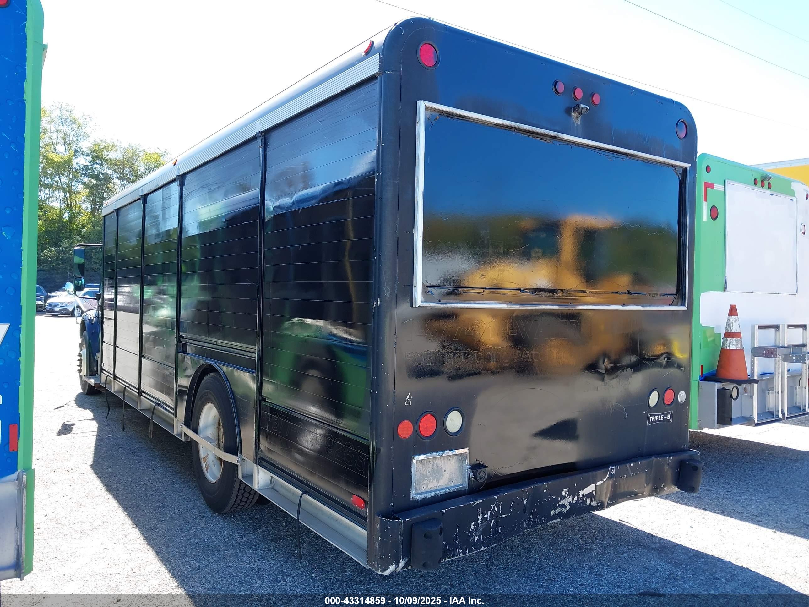FREIGHTLINER M2 image 3