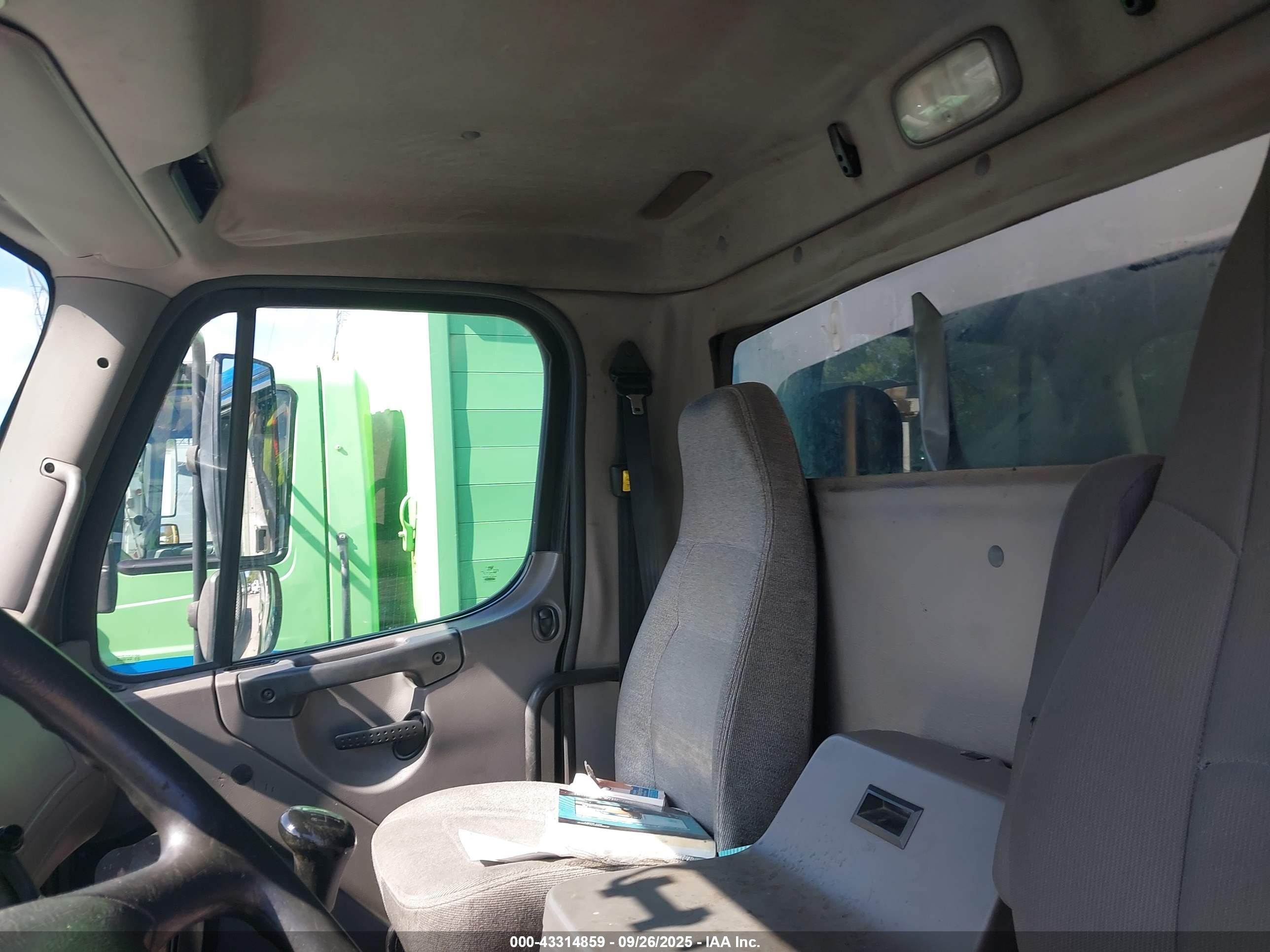 FREIGHTLINER M2 image 7