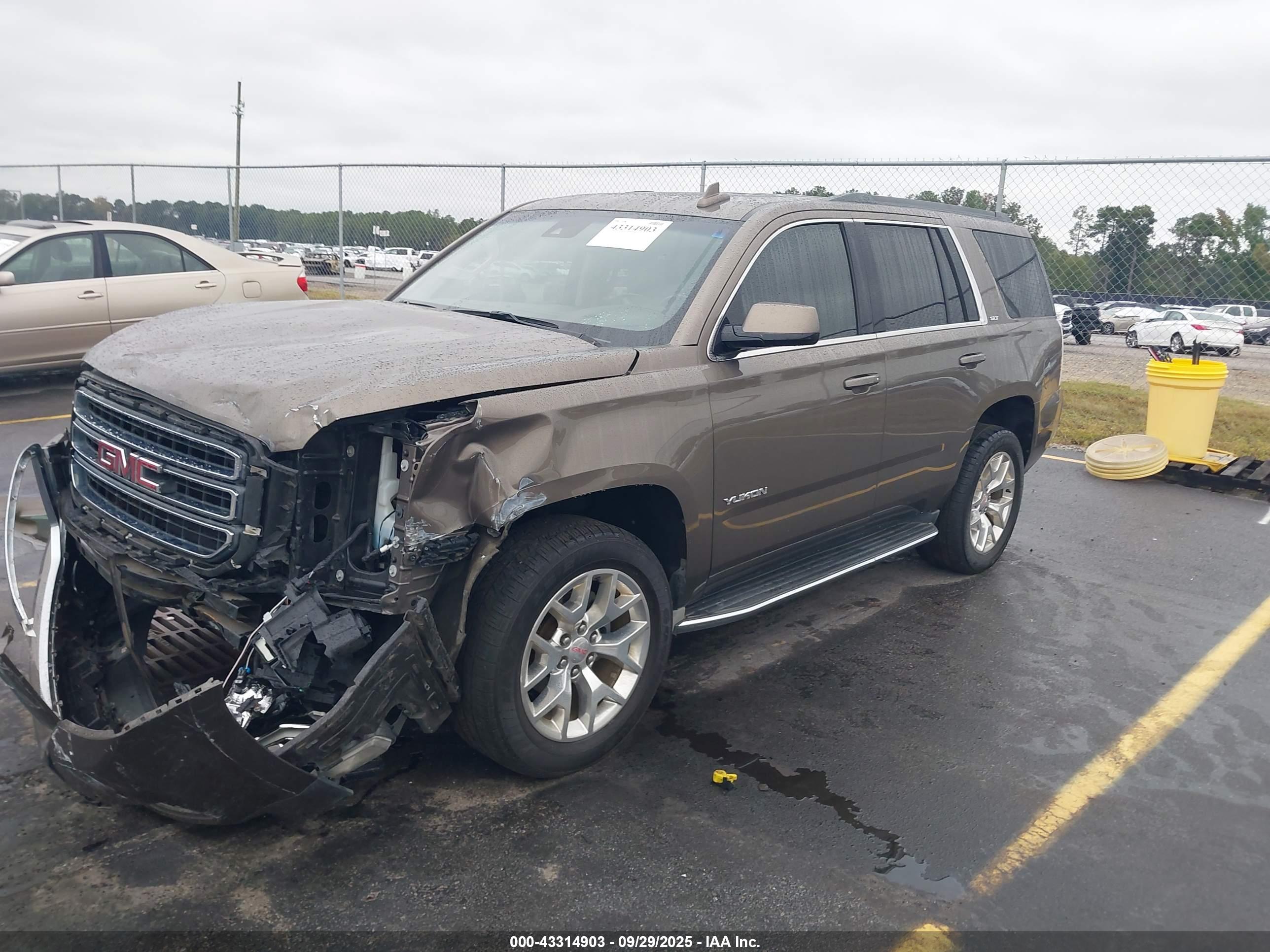 GMC YUKON image 2