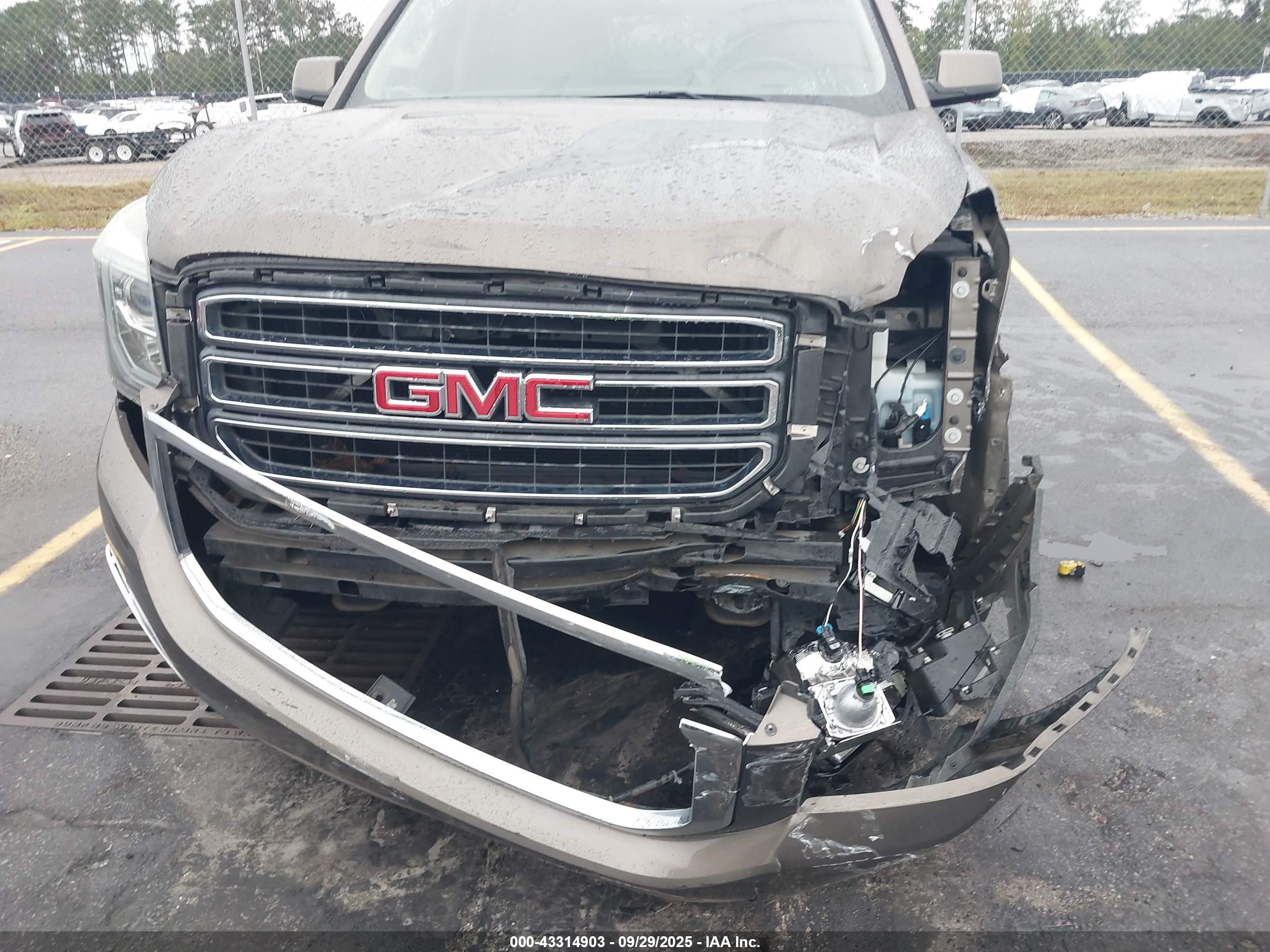 GMC YUKON image 6