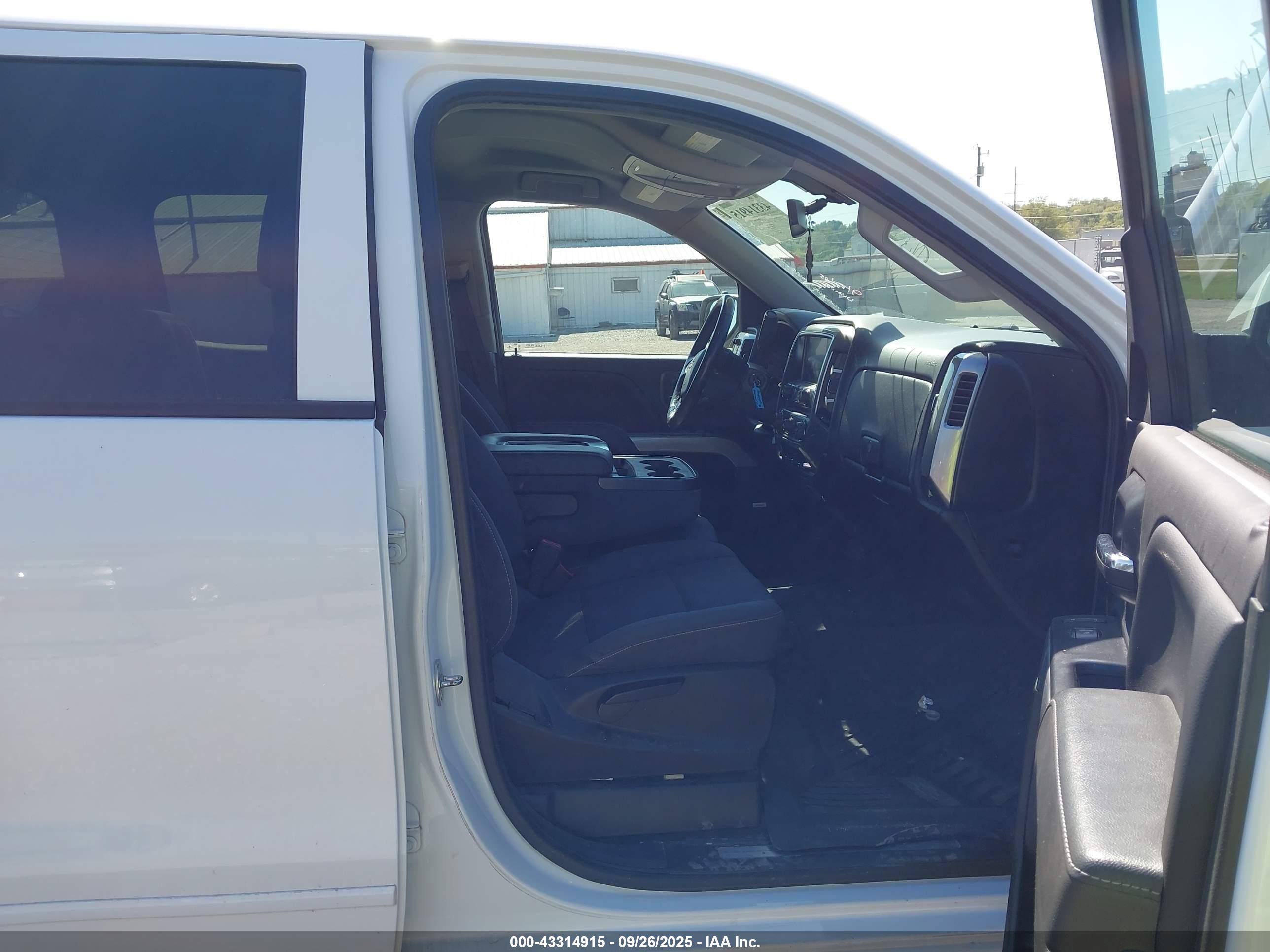 CHEVROLET SILVERADO image 5