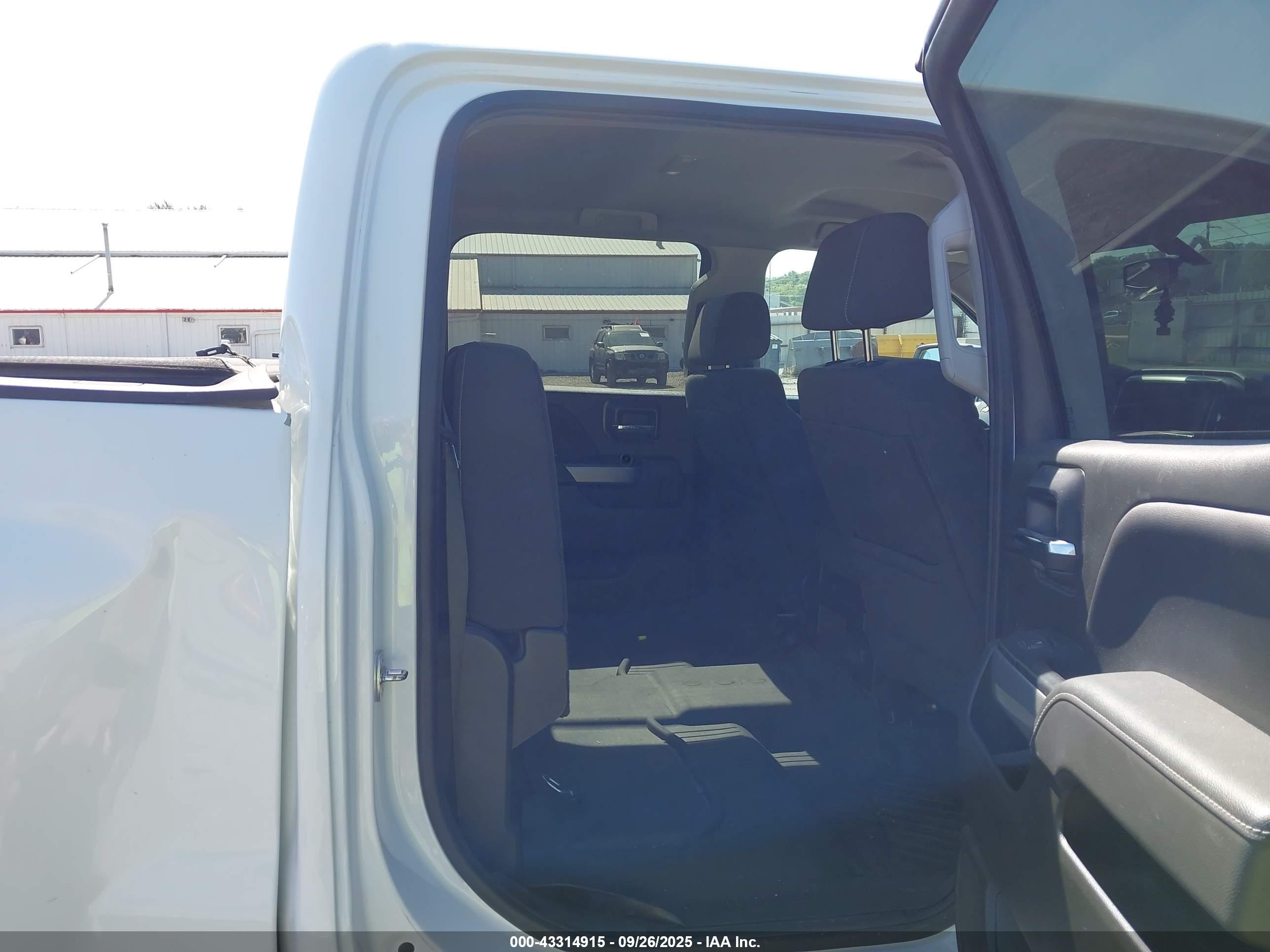 CHEVROLET SILVERADO image 8