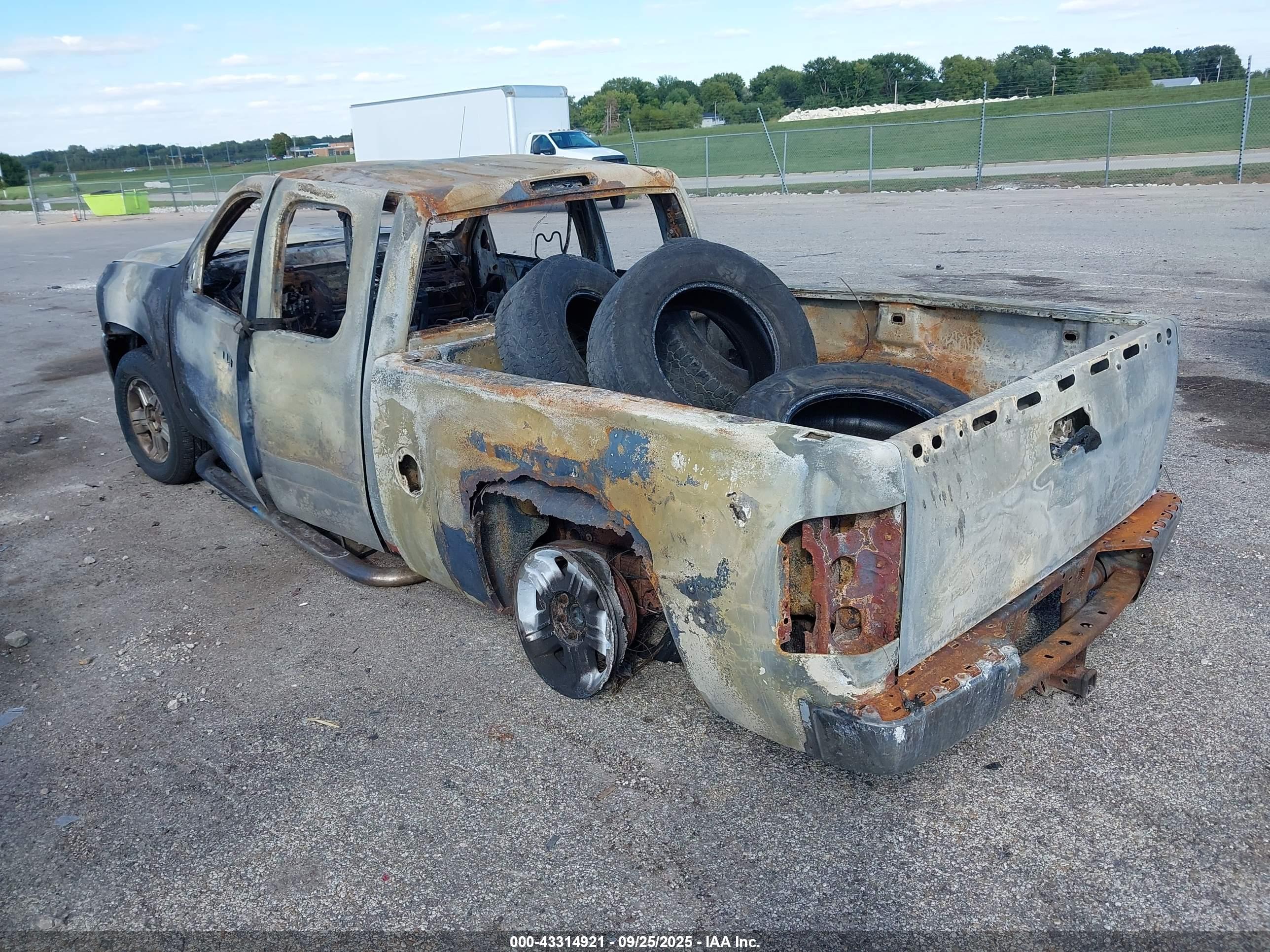CHEVROLET SILVERADO image 3