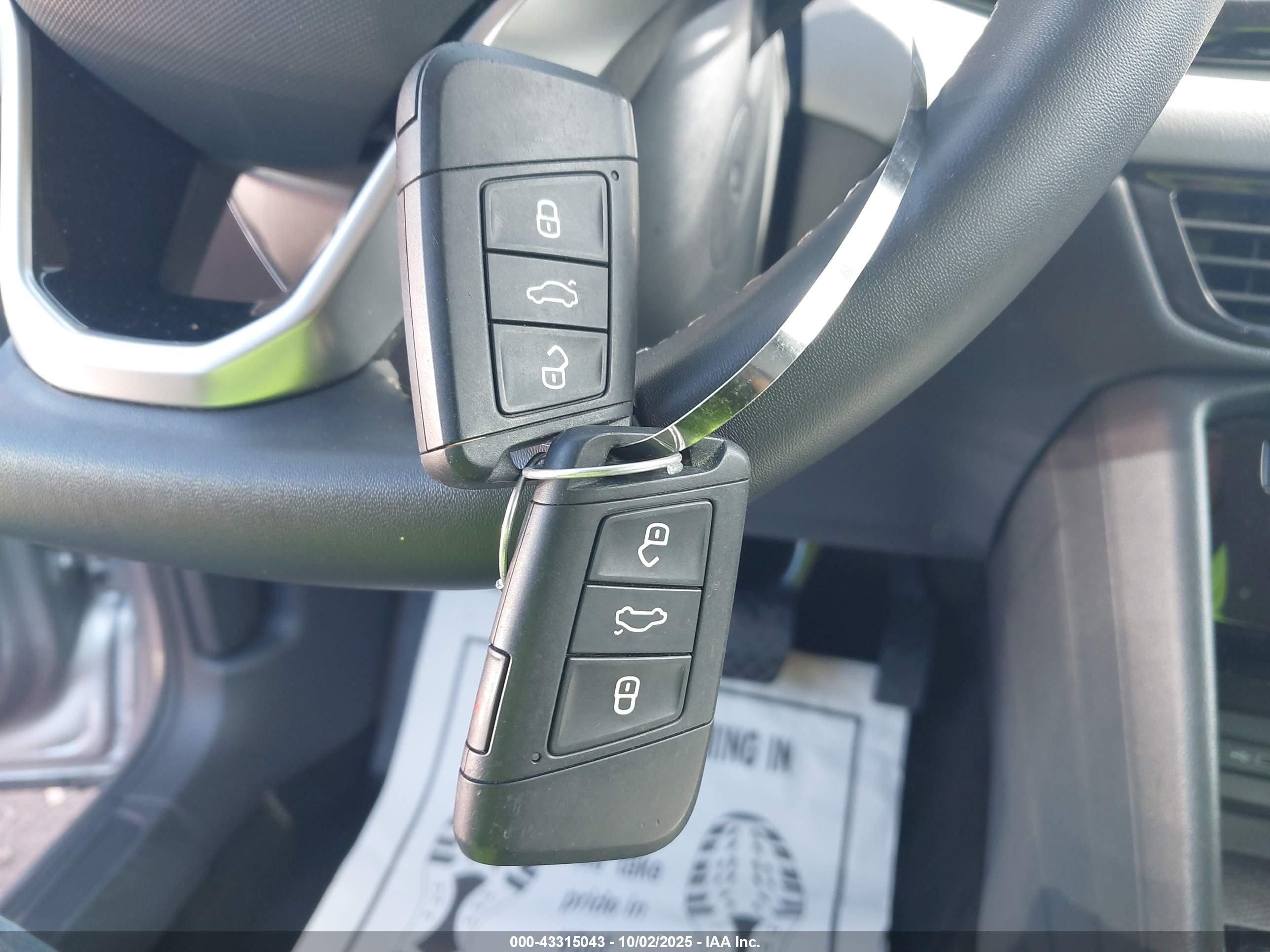 VOLKSWAGEN TAOS image 11