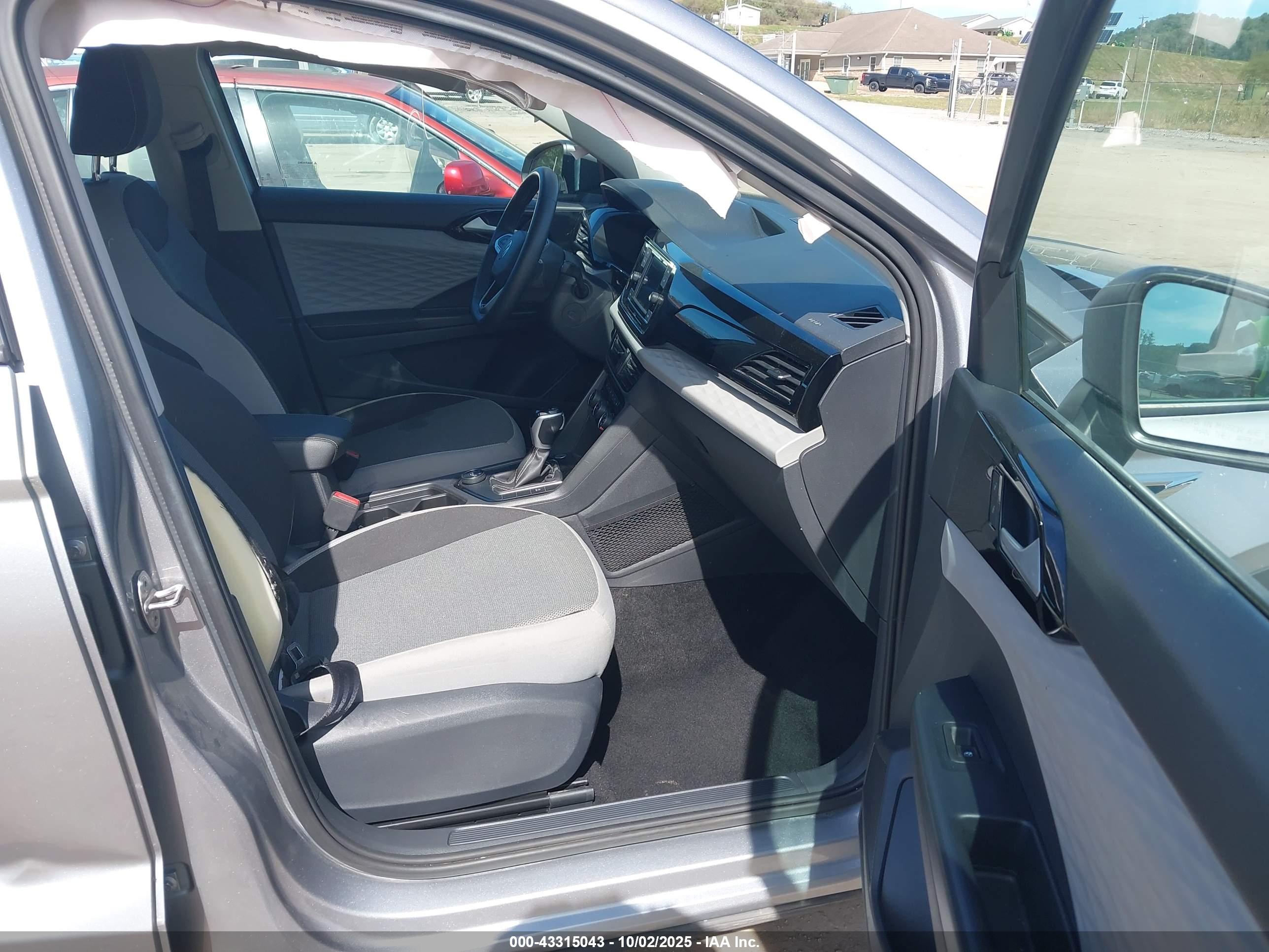 VOLKSWAGEN TAOS image 5