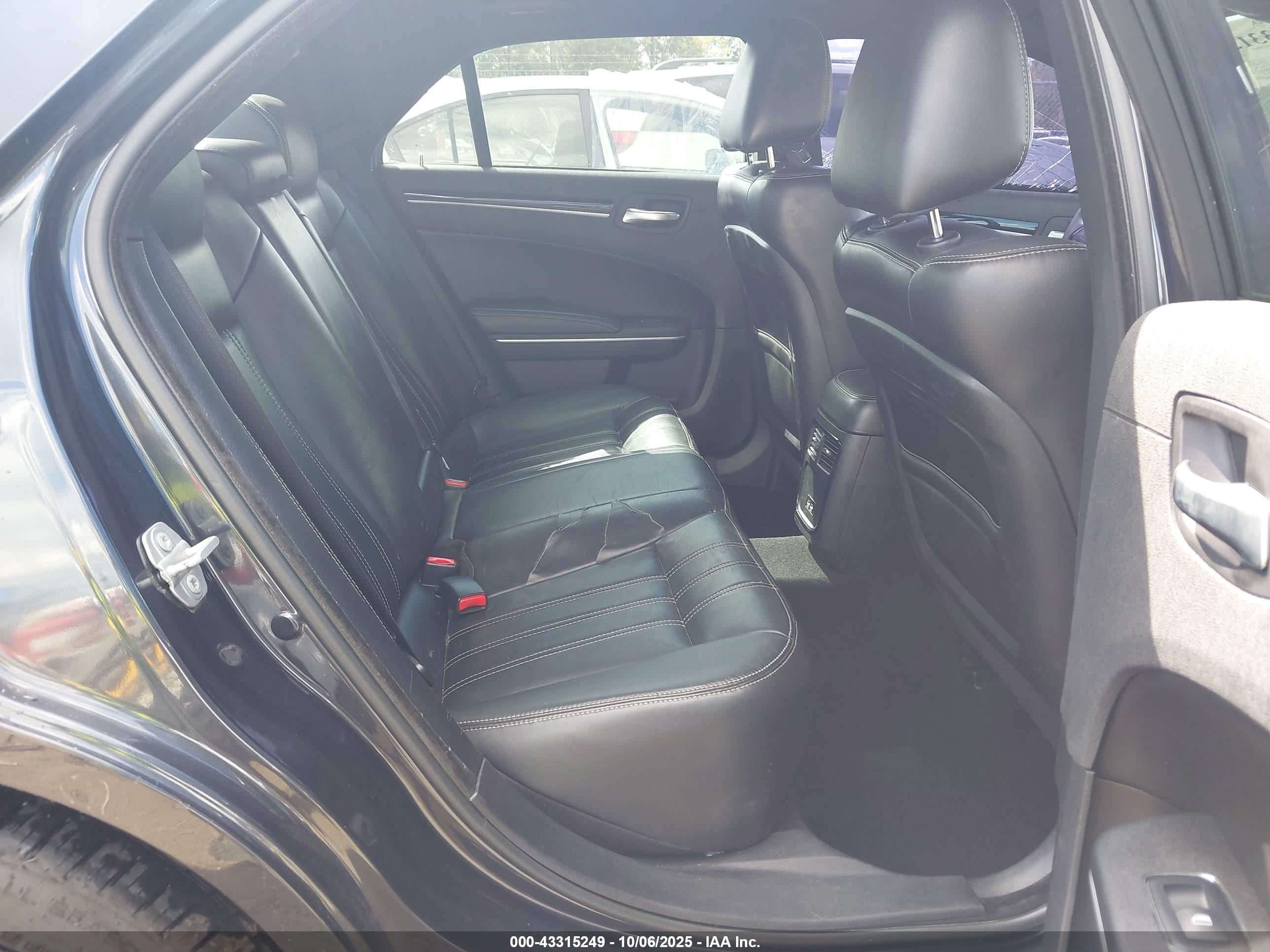 CHRYSLER 300 image 8