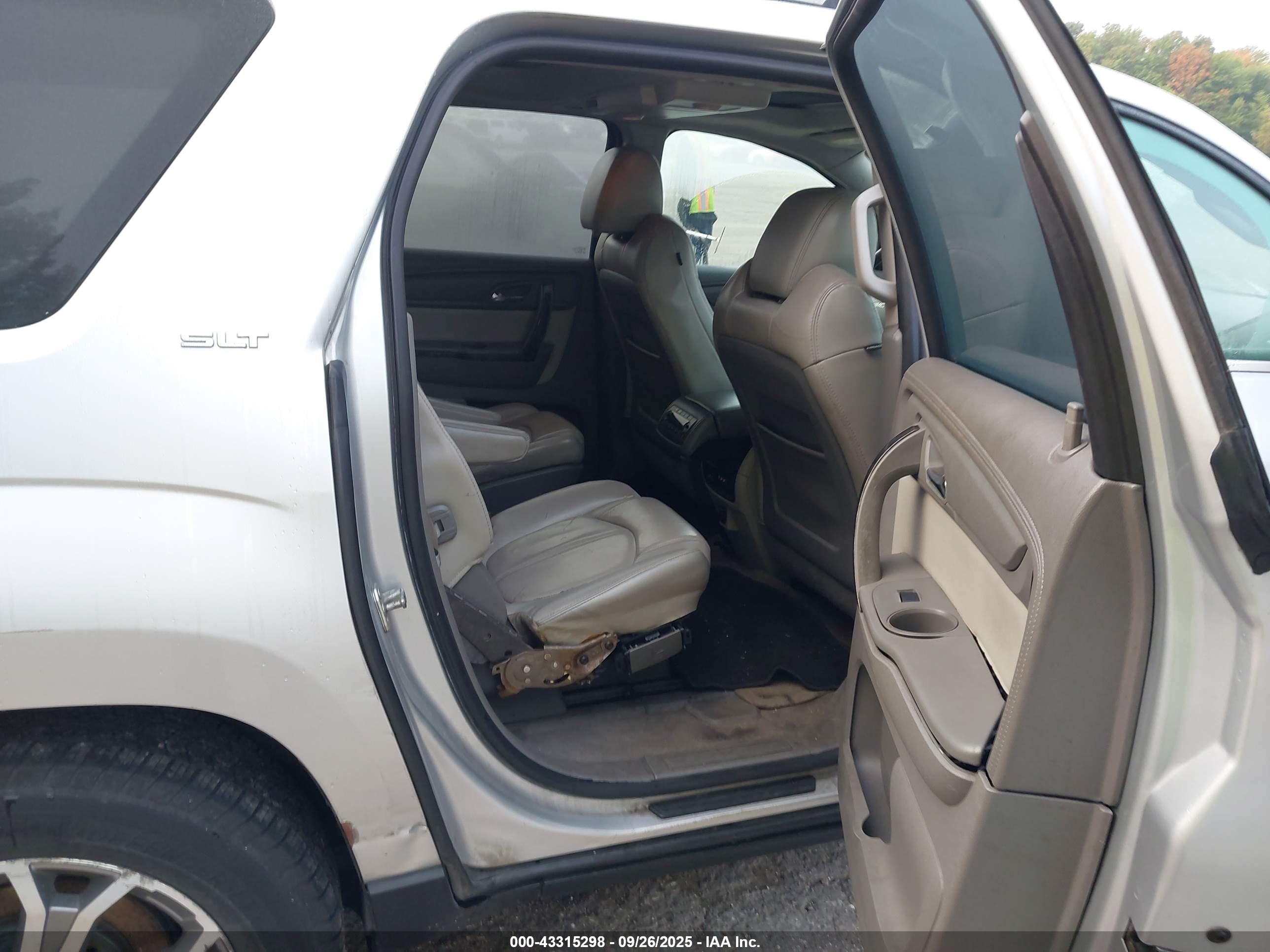 GMC ACADIA image 8