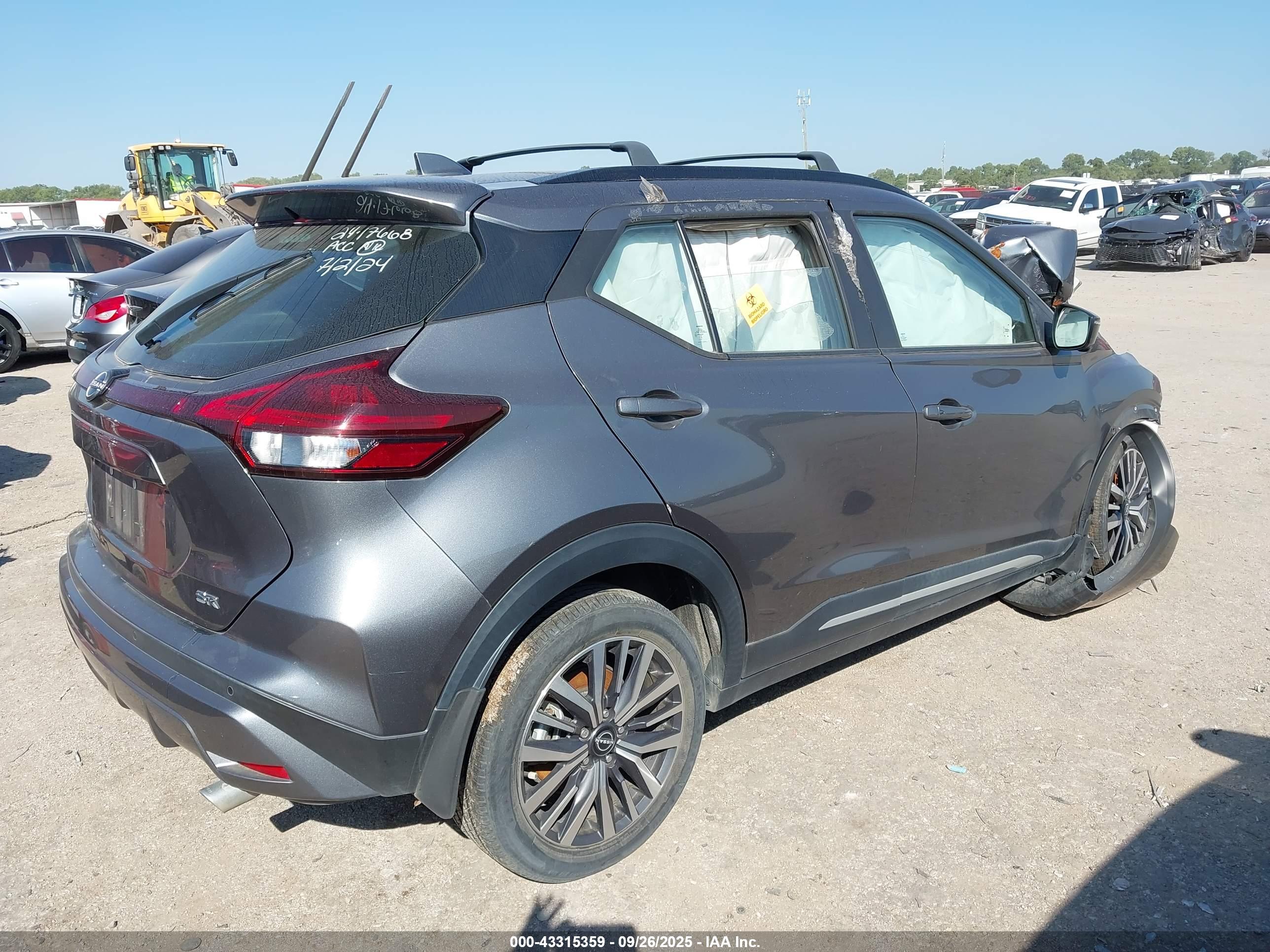 NISSAN KICKS image 4