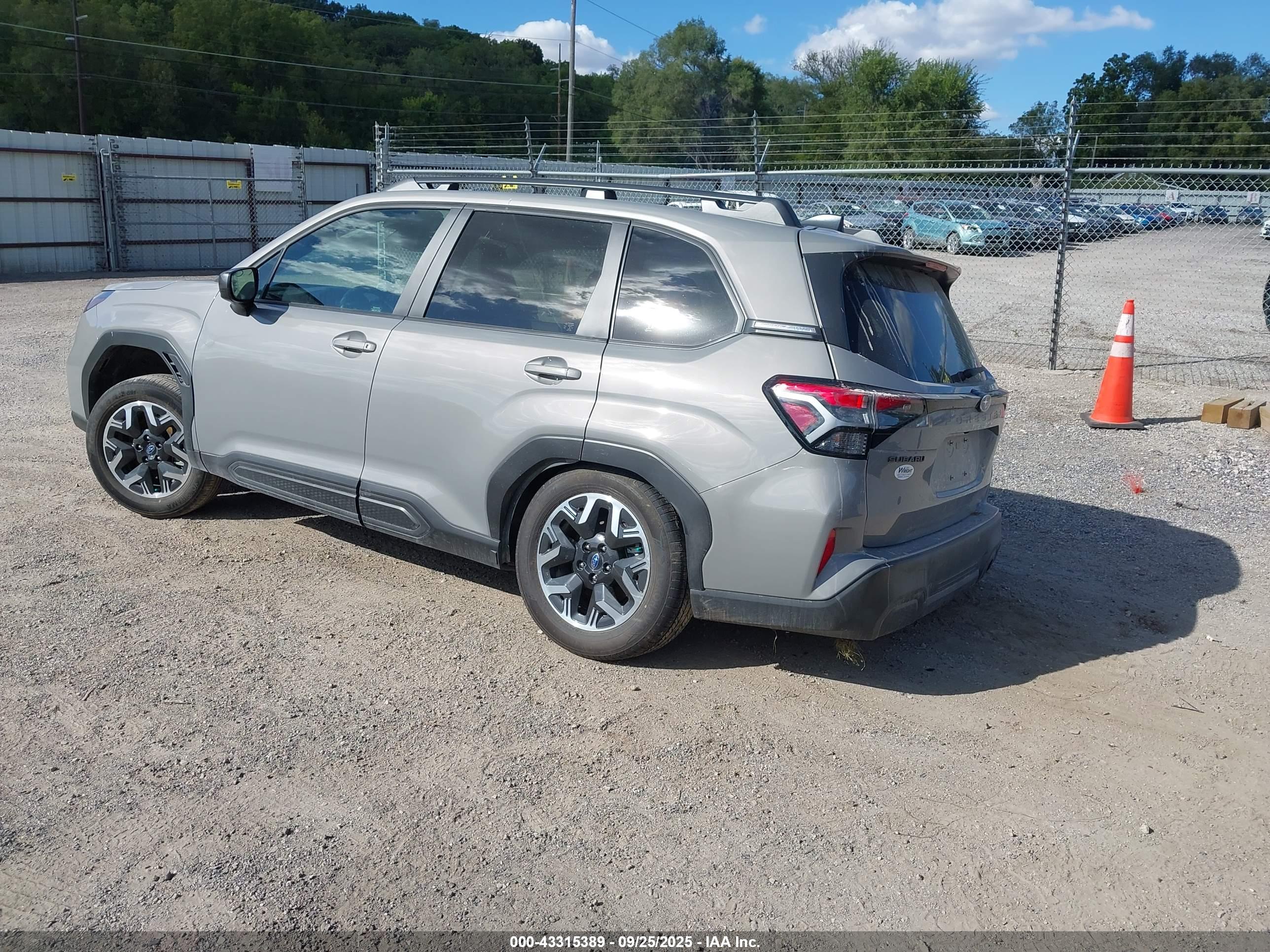 SUBARU FORESTER image 3