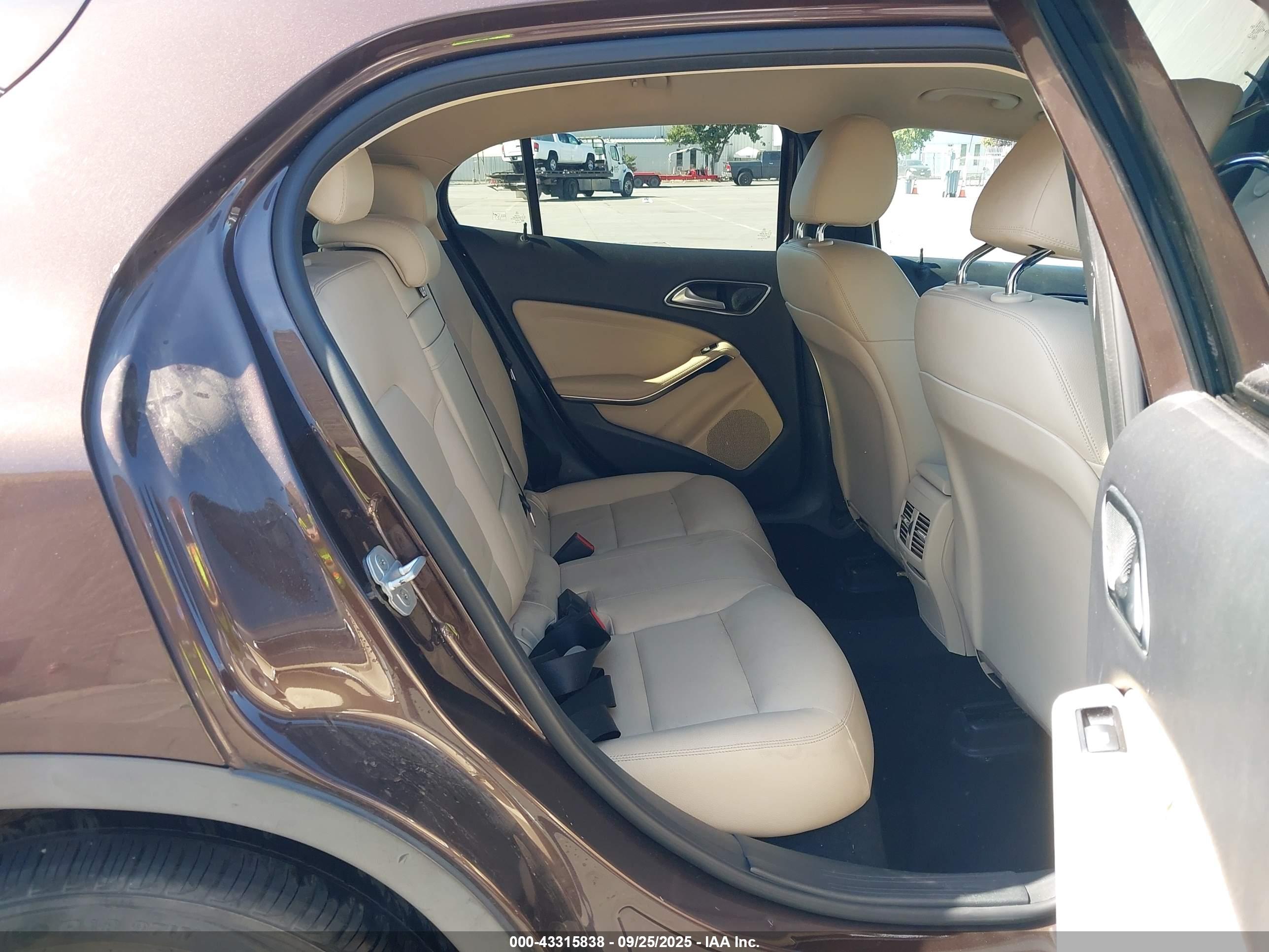 MERCEDES-BENZ GLA image 8