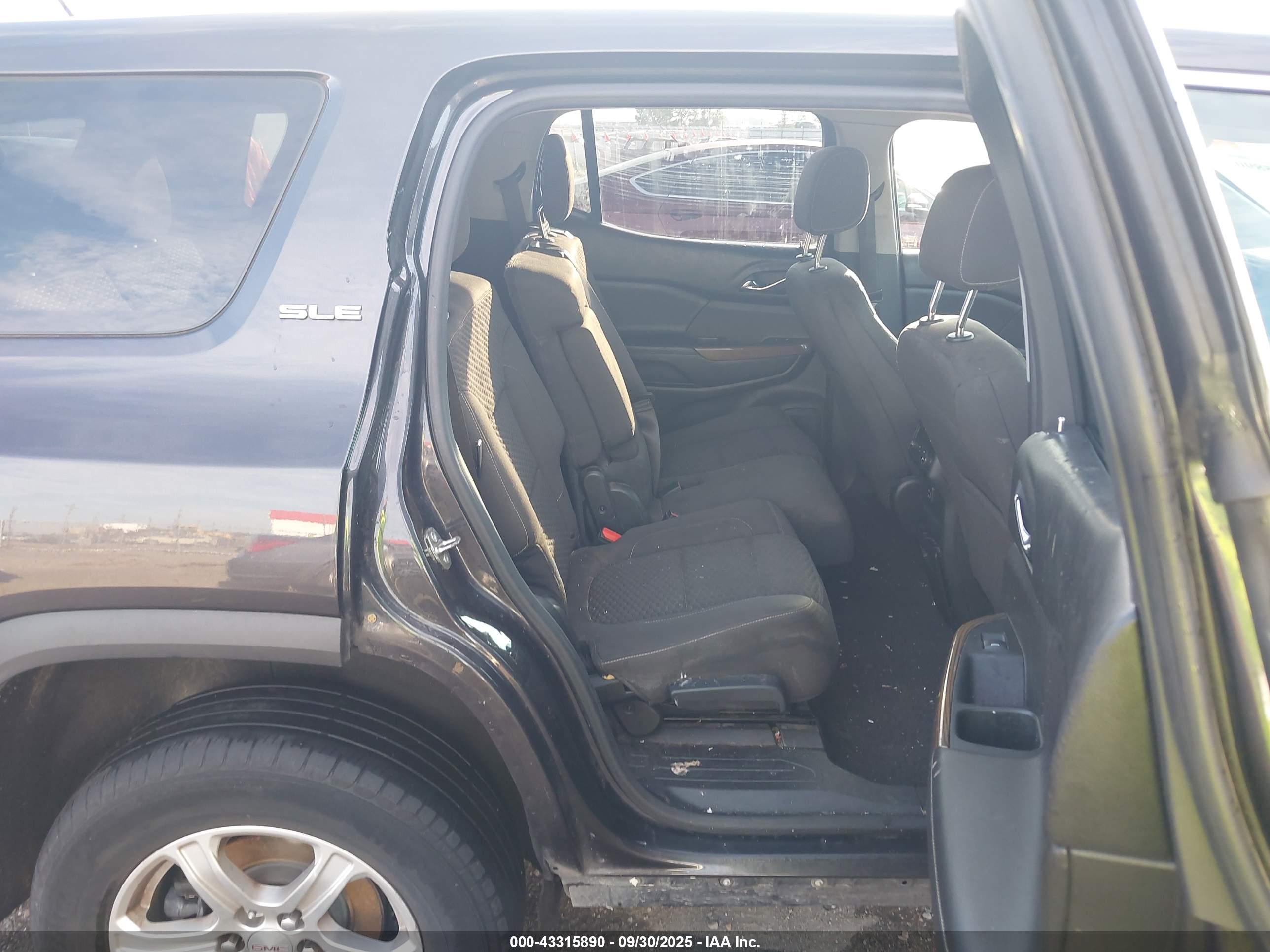 GMC ACADIA image 8